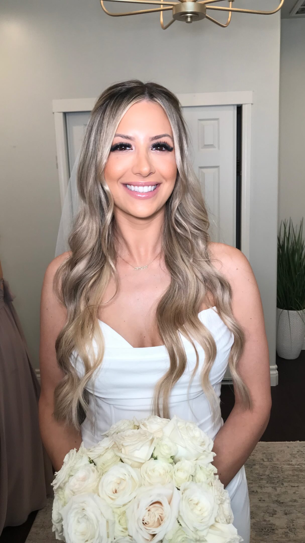 She’s a bride! 👰🏼
Hair @kayy.hairstylist
Airbrush makeup @temptu
#onlocationbeauty #travelingmakeupartist #bridalmakeupartist #bridalmakeup #destinationmakeupartist