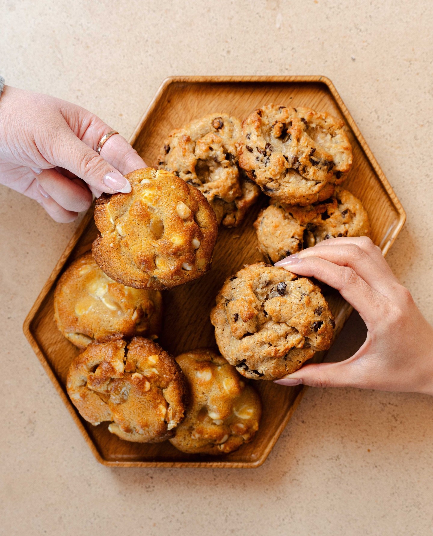 Happy Oatmeal Cookie Day!
If oatmeal cookies are not your thing, do not worry. We also have white chocolate macadamia cookies. Both are new this month. Come try them and find your new favourite.
#SVBakery #SmallVictoryBakery #OatmealCookies 