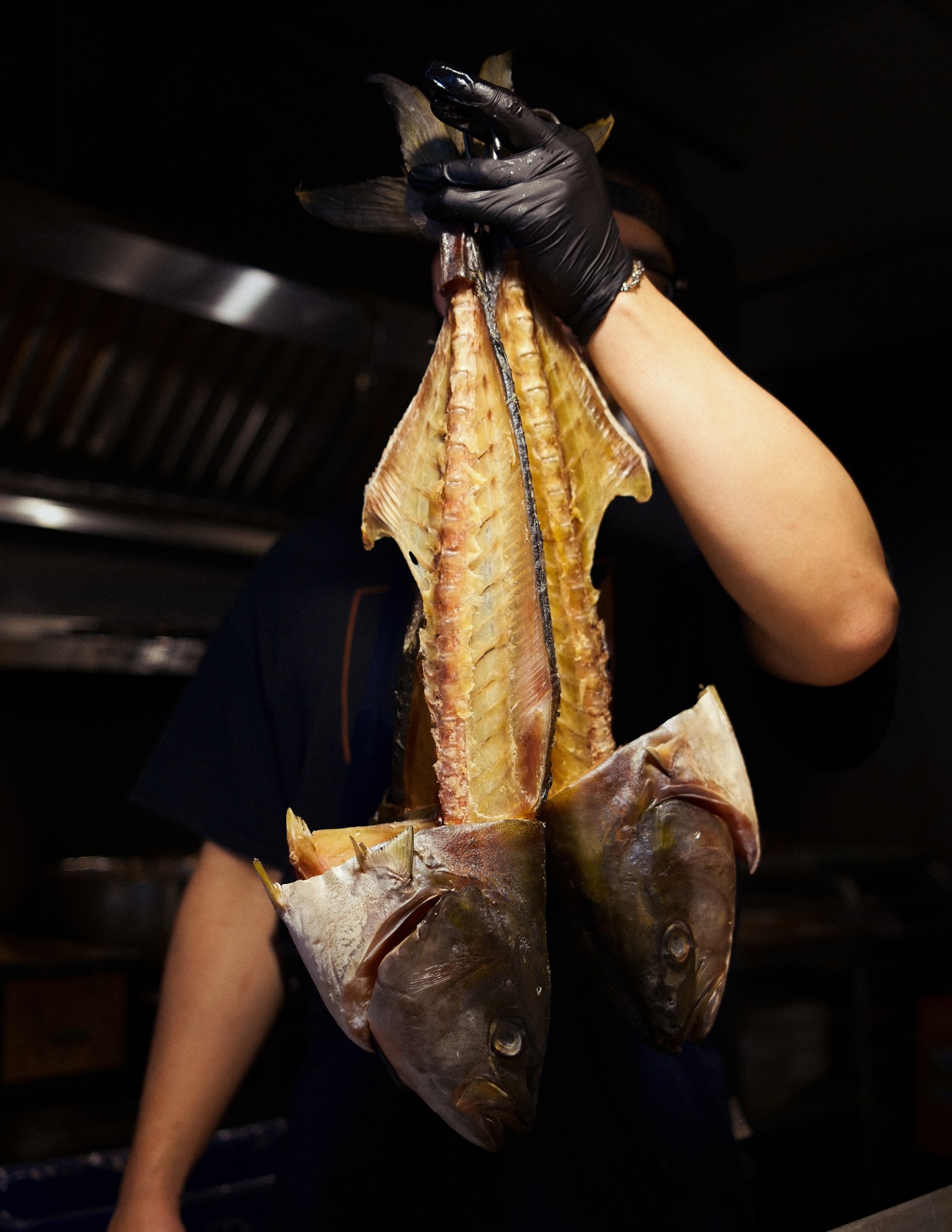 Here at Favorites we believe in the power of good food to bring people together.
Enjoy these photos of @hoqdoug butchering hiramasa for our jungle fish curry 🐟