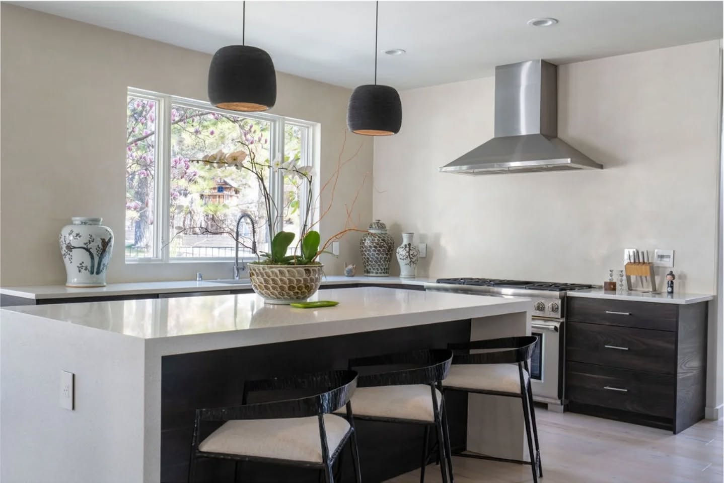 Tadelakt makes everything better! This kitchen remodel is looking lighter, brighter, and beautifully minimal. Swipe to see the Before photos.