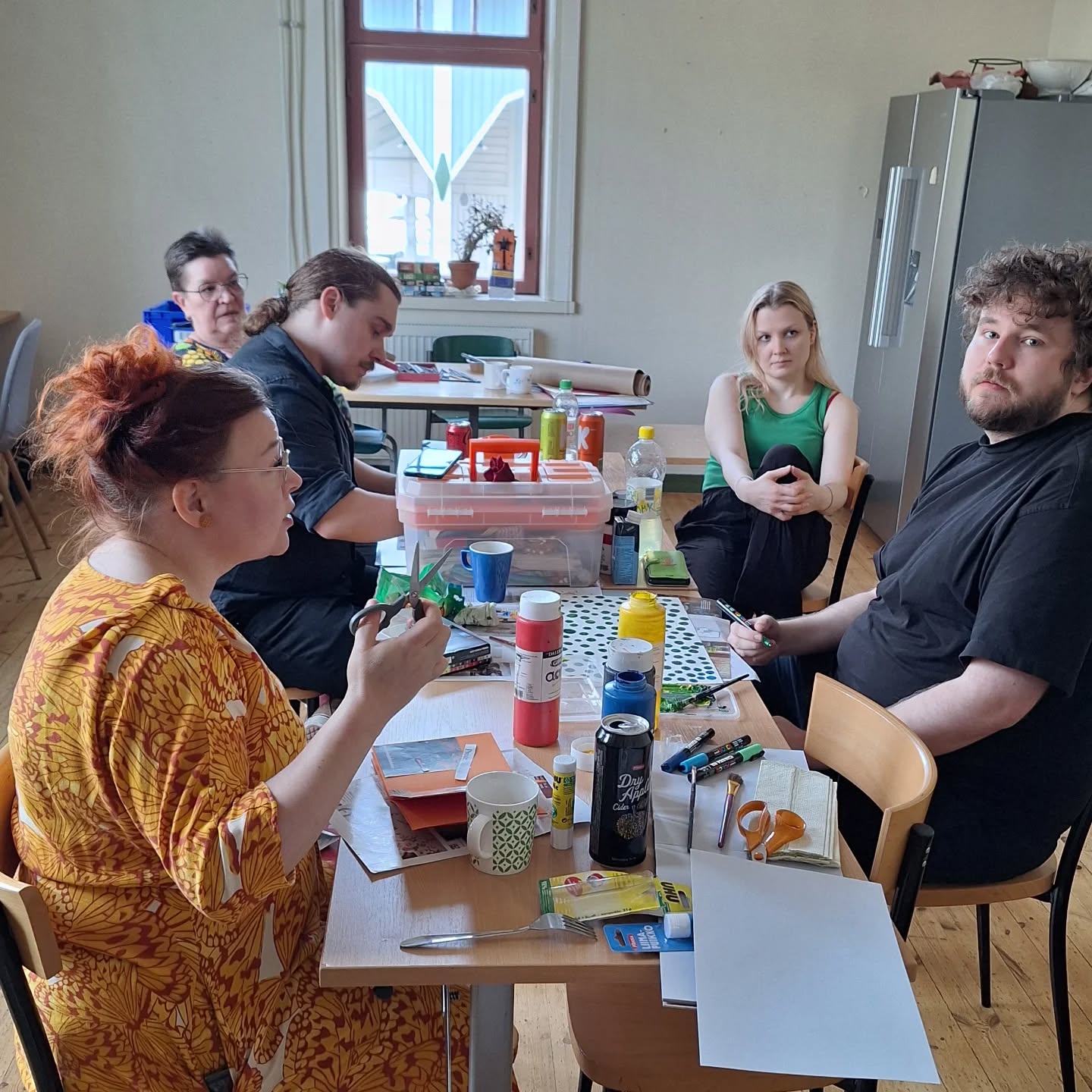 Vääräpyörän puuha/taide/askartelukerho hommissa 🥰