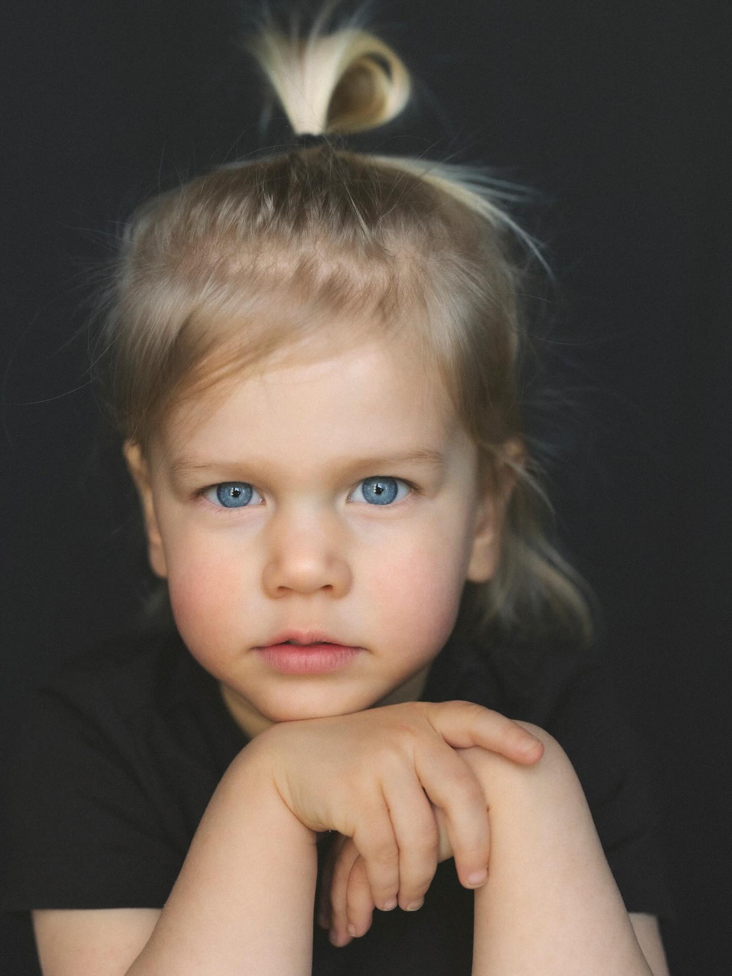 Portrettijd ✨
Het is tijd om de tijd even stil te zetten.
✎………………………………..
.
.
.
.
.
.
.
#portrait #helenaandsisters #instaportrait #capturethemoment #photographylover photooftheday