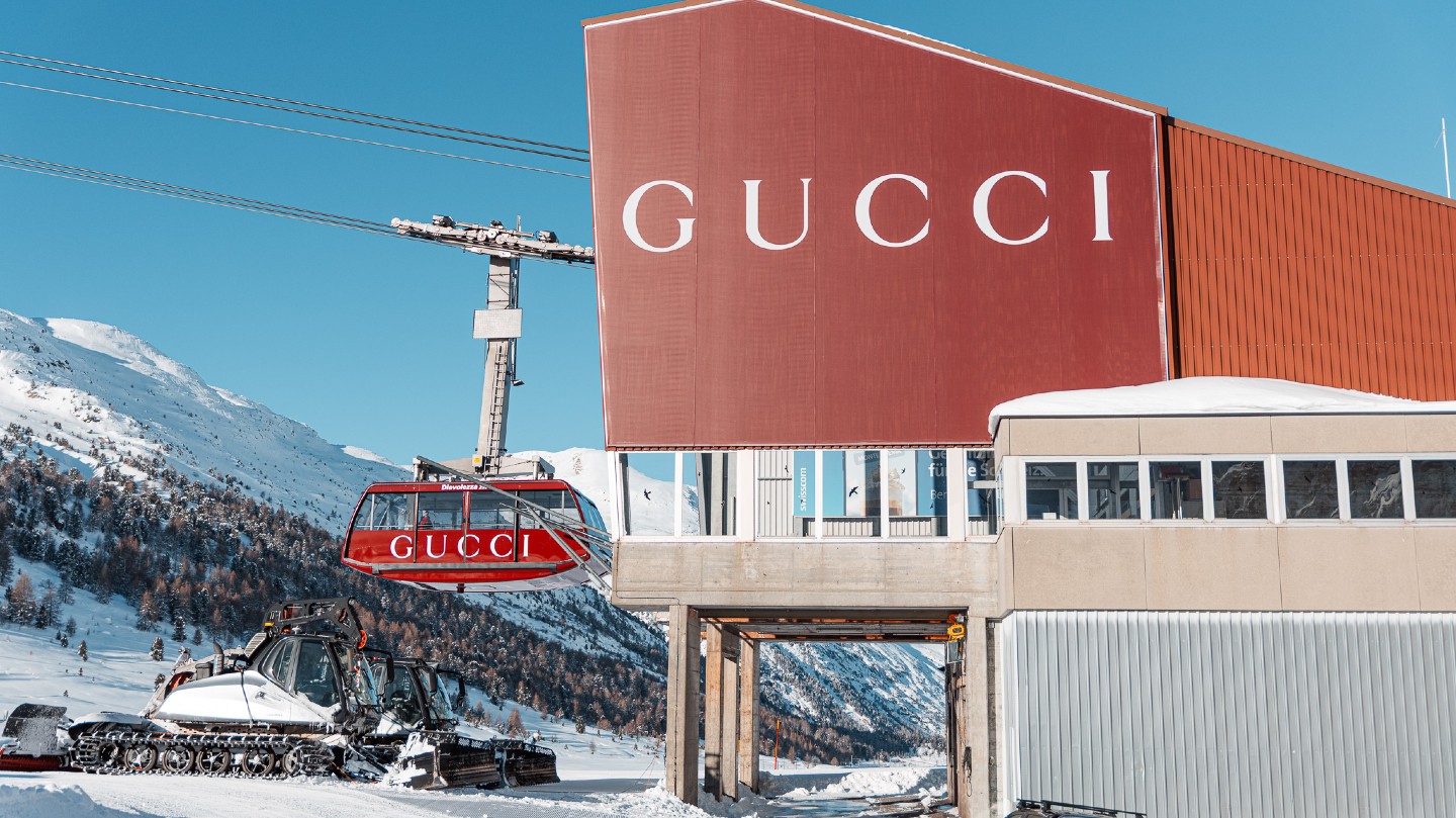 Over the past decade, alpine OOH has developed a stable brand mix, with a set of categories showing consistent, long-term investment in the channel:
Watches: IWC, Rolex, TAG Heuer
Automotive: Audi, Nissan, Cadillac
Finance: Barclays, Revolut
Fashion: Gucci, Prada, Moncler, Guess
Beauty: L'Oréal Paris, Kiehl's
What they share is not budget. It's strategy.
Each of these brands knows their core audience is present in alpine environments during the most receptive moments of the year: on holiday, in premium settings, with time and attention.
Alpine OOH is not about reach. It's about relevance.
The brands that invest here understand the difference.