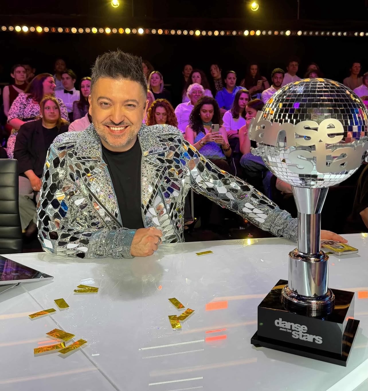 A new season with @lechrismarques ✨❤️ for @dals_tf1 🪩
👗 by @auroredonguy ❤️
Thank you @mon_truc_en_plumes_ for your help and talent ❤️
.
Thanks my team @max_ime_pct @reeceadlam
.
#fashion #design #chrismarques #dals #veste