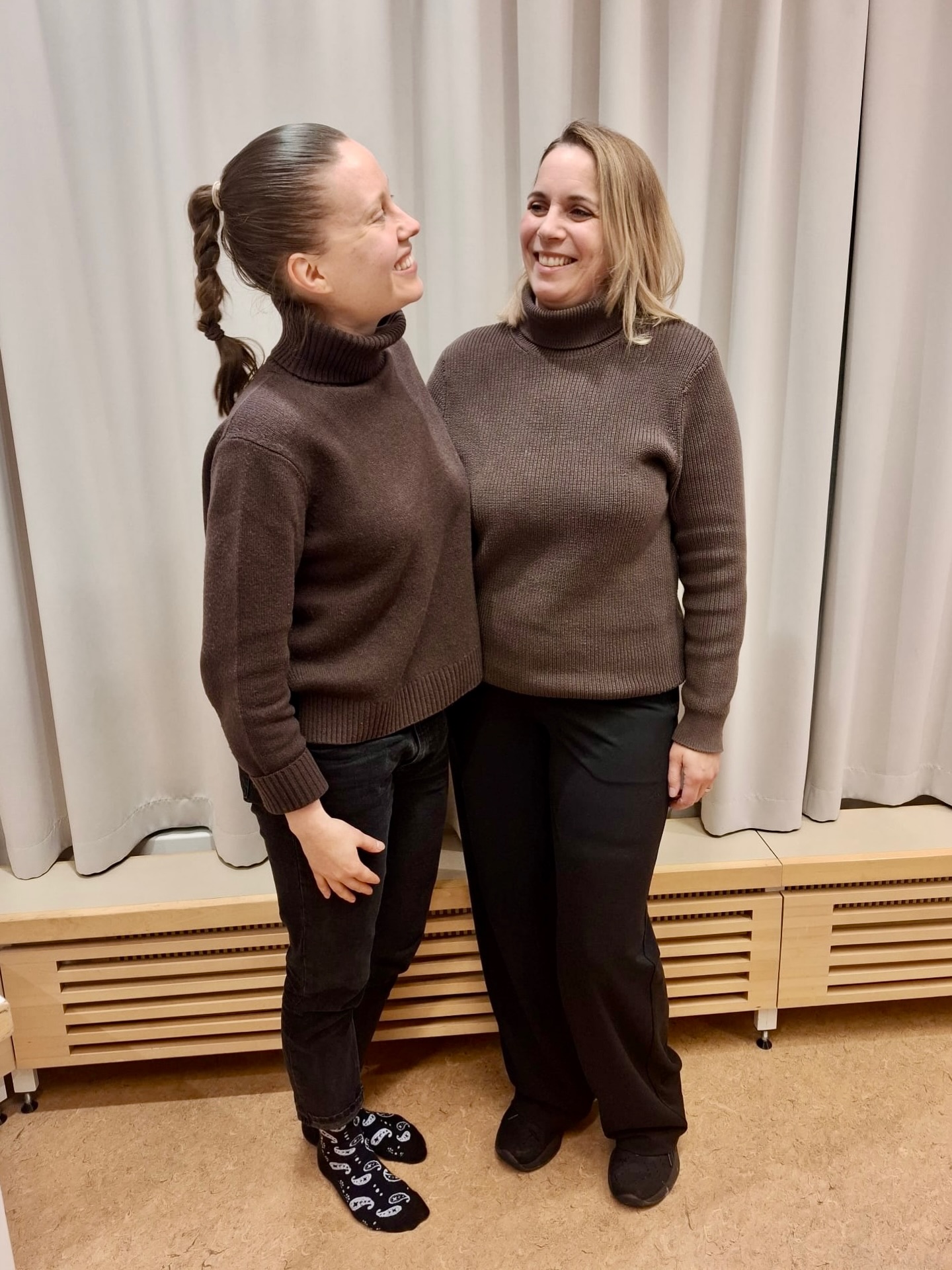 Terveiset liikunta- ja hyvinvointilautakunnan tekstiilikaksosilta.🧡
Liikkumattomuus on yksi suurimmista hyvinvointiin vaikuttavista tekijöistä.
Jätimme eilen aluevaltuuston kokouksessa Elli Keisteri-Sipilän kanssa aloitteen liikkumisen palveluihin ohjautumisen vahvistamisesta Länsi-Uudenmaan hyvinvointialueella.
Tällä hetkellä käytännöt vaihtelevat, ja olisi tärkeää, että liikkumiseen ohjaaminen olisi systemaattinen osa sote-kohtaamisia. Oikea-aikainen ohjaus liikunnan pariin voi ehkäistä sairauksia, tukea toimintakykyä ja vähentää palveluiden tarvetta.
Tavoite on yksinkertainen:
että liikkuminen otetaan luontevaksi osaksi kohtaamisia ja että asiakkaalla on selkeä polku eteenpäin, esimerkiksi liikuntaneuvontaan.
Olemme valmistelun aikana käyneet keskusteluja virkahenkilöstön kanssa, ja on ollut hienoa huomata, että tälle työlle löytyy myös vahvaa asiantuntijatukea.
Kohti ennaltaehkäisevää, vaikuttavaa ja ihmisen arjessa näkyvää hyvinvointityötä.🧡
#länsiuudenmaanhyvinvointialue #liikunta #valtuustoaloite