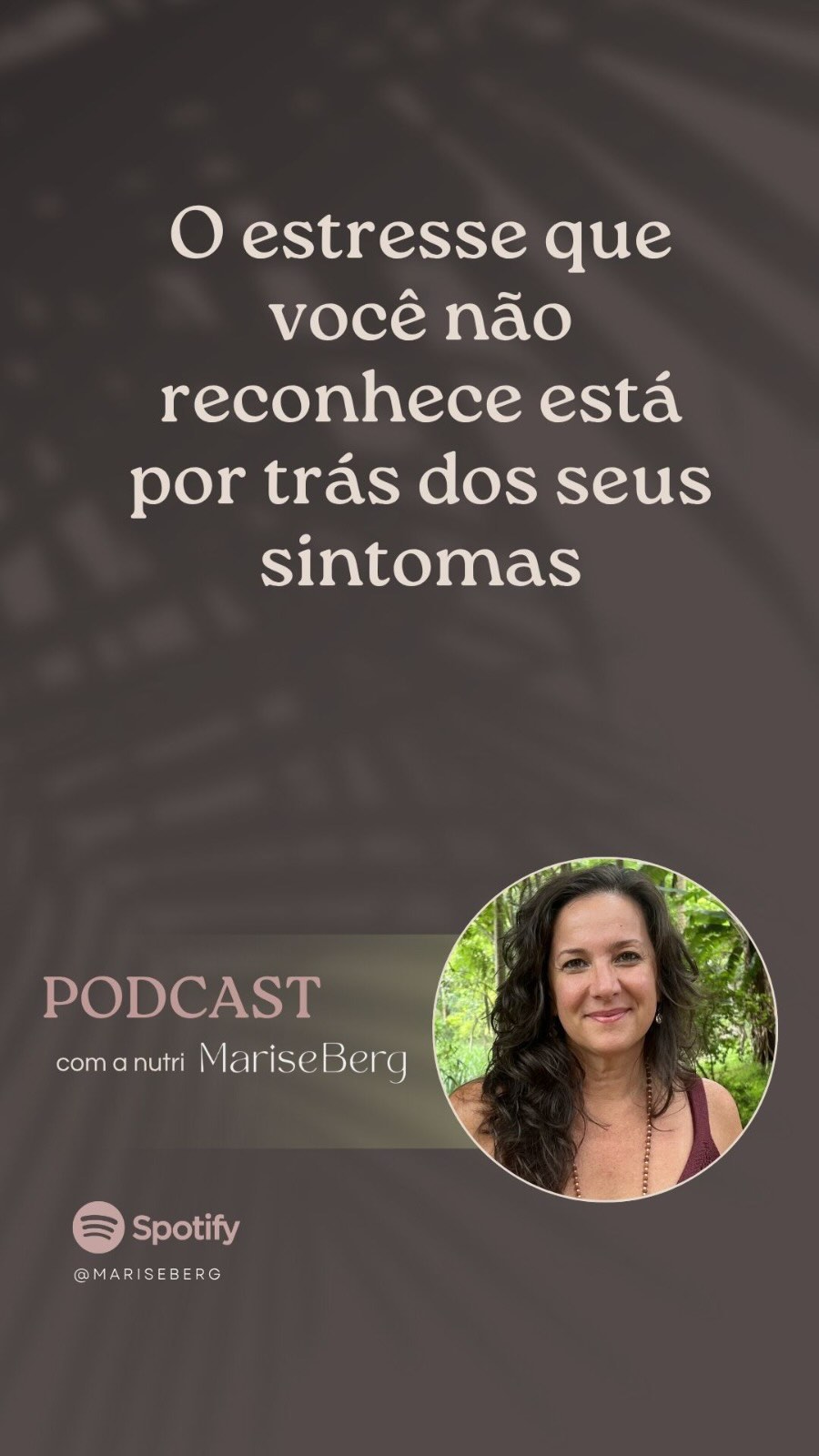 Você não se percebe como uma pessoa estressada mas o seu corpo parece contar outra história.
A digestão não flui bem, o sono não recupera, a alimentação oscila…
e, muitas vezes, a tentativa é ajustar só o que está no prato.
Tirar alimentos, testar restrições, buscar “o culpado”.
Mas, no consultório, o que aparece com frequência é outra camada:
um corpo que vem vivendo em estado de alerta há muito tempo.
E, quando isso se prolonga, ele começa a reduzir funções importantes como digestão, regulação do apetite, humor e até a libido.
Por isso, nem sempre é só sobre o alimento.
É também sobre o estado em que o corpo está ao viver… e ao comer.
Esse episódio é um convite para ampliar esse olhar, com mais consciência e menos automatismo.
🎧 O episódio completo “O estresse que você não reconhece está por trás dos seus sintomas” já está disponível no Spotify.
Se fez sentido para você, compartilha com alguém que também pode se beneficiar dessa reflexão.
#comportamentoalimentar #comeremocional #intestinocerebro #mindfuleating #nutriçãoconsciente