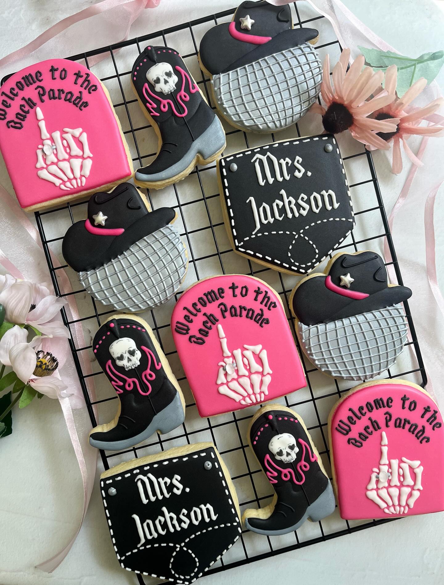 I’ve been receiving more and more requests for emo themed cookies lately and it’s making me so happy 🖤🖤
.
.
.
.
.
.
#nashvillecookies #emocookie #skeletoncookies #mychemicalromancecookies #bachelorettecookies