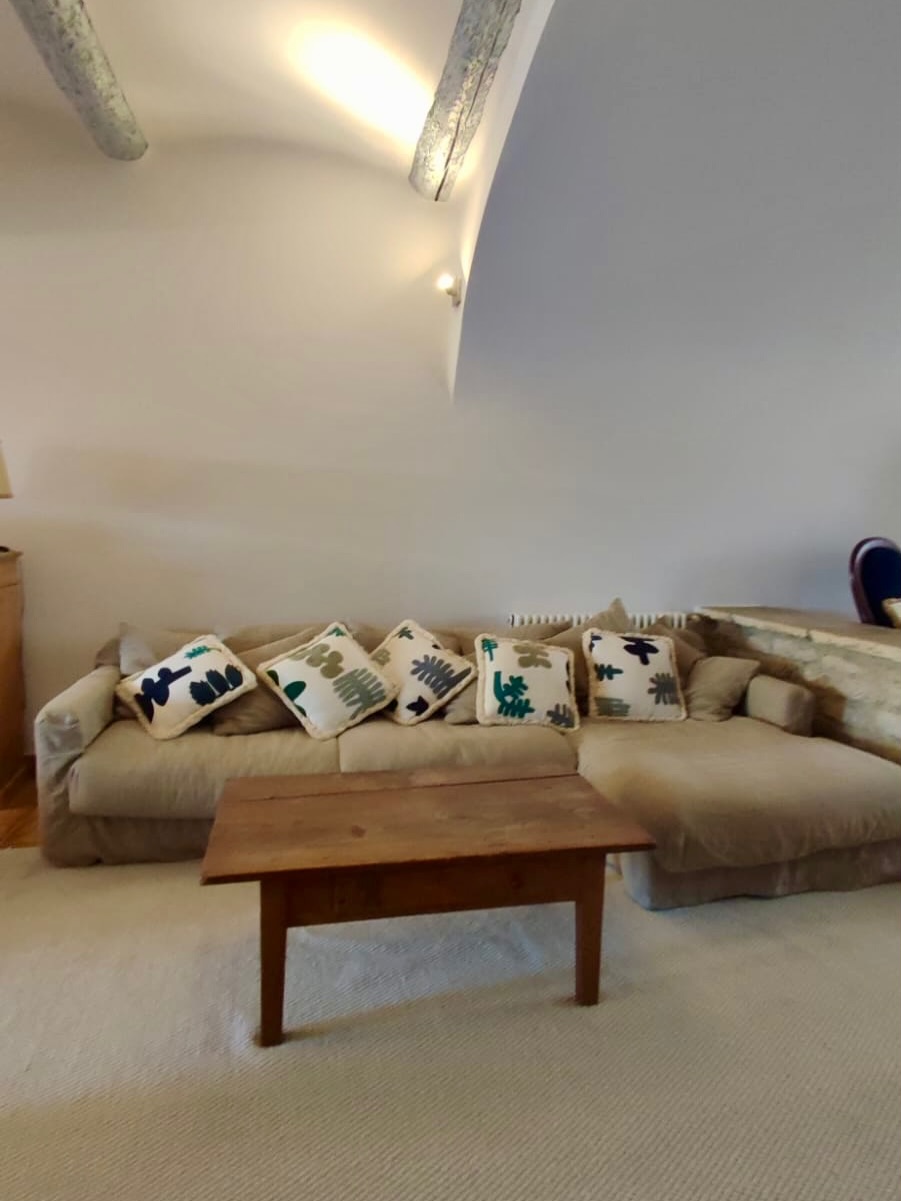 Réalisation de coussins de déco
Tissu @lamaisonpierrefrey Rangiroa
Finition marabout jute brush @samuelandsons collection Bali.
Réfection d’une paire de fauteuils Voltaire
Tissu @casaltissus Cordula
Finition @passementeries_idf
Galon faubourg.
Réalisation d’une tenture flottante
Tissu @lamaisonpierrefrey Rangiroa
Finition frange @samuelandsons collection Bali