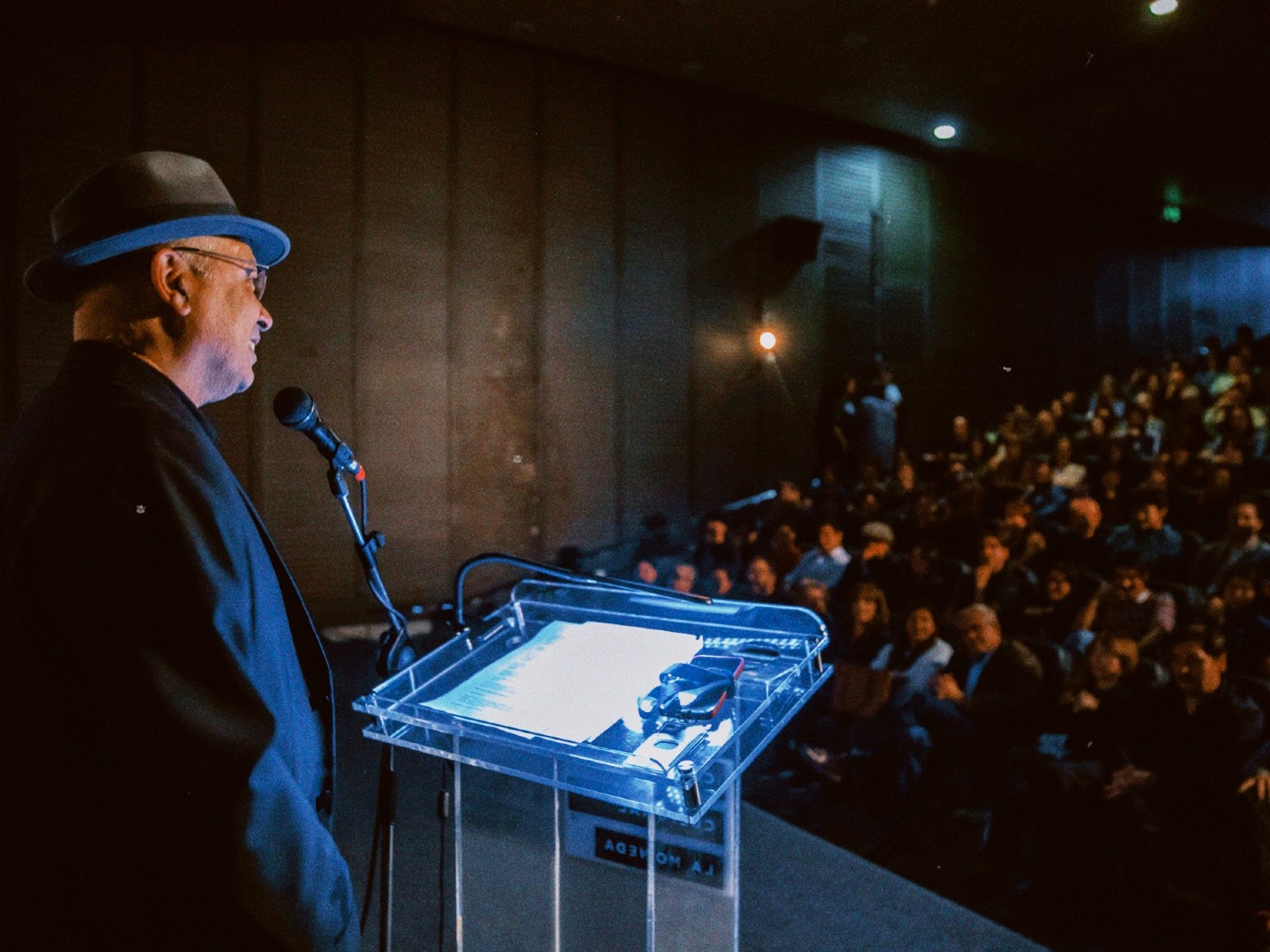Visita Andrés Di Tella en Santiago 🎥
🎬 El cineasta y escritor argentino, una de las voces más singulares del documental contemporáneo, estrenó su documental "Mixtape La Pampa" a través del Foco Andres Di Tella: cine en primera persona, un recorrido por parte de su filmografía a través de una selección de películas, presentaciones especiales y cineforos con el director, con la participación de Dominga Sotomayor, Diego Zúñiga e Ignacio Agüero.
📽️ La gran sala de cine de la @cinetecanacionalcl nos reunió durante 4 jornadas gratuitas de cine y actividades para conectarnos en torno al cine documental y "Mixtape La Pampa" articuló una reflexión sobre exilio, identidad y pertenencia que compartimos a través de las salas del @centroartealameda y del @cineccc y que también podrás ver del 13 al 17 de Mayo en @matucana100.
💬 Andrés Di Tella participó junto a la realizadora Camila José Donoso, profesora del curso Investigación para la Creación de la carrera de Cine y Realización Audiovisual de la Escuela de Cine y Animación de la UDP. Además el cineasta y escritor visitó el podcast y programa de radio #EfectoCineteca emitido por Radio UNIACC y compartió en @lainquietalibreria su libro más reciente: Prueba de Cámara.
🌟 Queremos agradecer al tremendo y talentoso equipo del documental, a nuestros colaboradores, salas de cine y en especial a la @cinetecanacionalcl por reunirnos cálidamente y por compartir el cine latinoamericano en nuestro país.
🎥 "Mixtape La Pampa" es una coproducción argentina-chilena, producida por Gema Juárez Allen y Clarisa Oliveri de @gema.films y Paola Castillo de @erranteproducciones, tuvo su debut mundial en el Festival de San Sebastián y propone un viaje cinematográfico a través del territorio pampeano tras las huellas del escritor Guillermo Enrique Hudson, también conocido como William Henry Hudson, una figura marcada por múltiples paradojas.
#ErranteProducciones #CineChileno #CineDocumental #Largometraje #Documental #Cine #Memoria #CineLatinoamericano #CineArgentino #CineNacional #AndresDiTella #Documental #Argentina #Chile #Coproducción @andres_di_tella