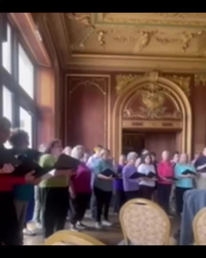 Quorus was honored to sing “Rise Up” by Andra Day at the Salve Regina Lavender Honors Ceremony on Saturday 💜. @SalveRegina @salvelbgqtcenter
Together, their voices lifted in celebration of the graduates, honoring their strength, their stories, and the beauty of living authentically.
Moments like these remind us of the power of music to hold space, to connect, and to always, always rise.
#RiseUp #SalveReginaUniversity #NewportSings #LavenderGraduation #StillIRise
