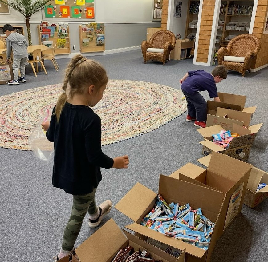 It was all hands on deck today as we packed snack bags for @filling_blanks , a local non-profit who helps ease food insecurity in our communities.
Our young friends were proud to be helpers as they selected from a wide variety of snacks provided by our generous families. Thank you to the parent volunteers who organized this opportunity and helped keep everything running smoothly this morning.
Little hands and big hearts! ❤️
***********************************
#LCDS
#LearningCommunityDaySchool
#PlayBasedLearning
#Preschool
#WestportCT