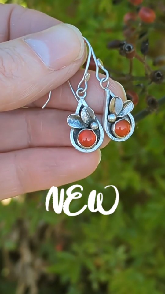 Red isn't usually a stone colour that I'm drawn to but I've loved working with these carnelians. Isn't the colour beautiful? They're like little berries 🍒.
These earrings are a shadow box style and I've added little leaves above the gemstones. I have a matching necklace on its way and it will be available once I've finished photographing it. These earrings are now available and please reach out with any questions.
#carnelianearrings #gemstonearrings #smallbusiness #handmadeearrings