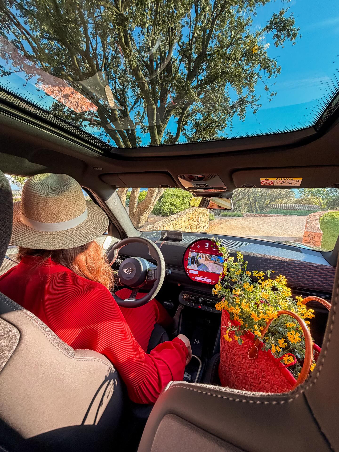 #publicité | POV: your electric road trip to Provence looks better than expected. ☀️
The MINI Aceman took me from Brussels to the South of France with style, comfort and surprisingly generous space. 🤭🧳
Fully electric, bold in design, and bringing that signature go-kart feeling. ✨
Fun fact: Provence enjoys over 300 sunny days a year… now I understand why. 😎 @mini_belux
#MINIAceman #MINIBELUX #ElectricCar #Provence South Of France Road Trip France Electric RoadTrip