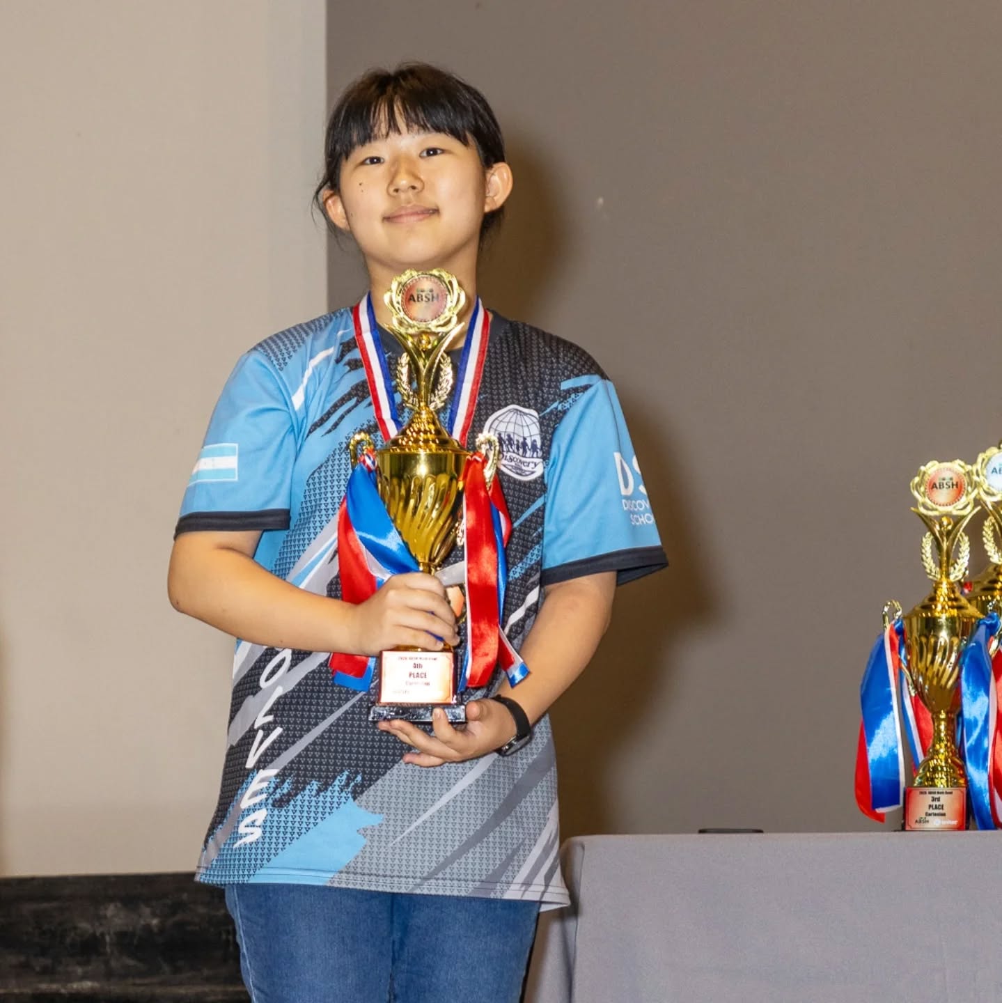 We are incredibly proud of our students for embracing the challenge and representing us at the Math Olympics! This experience goes beyond competition—it’s about building knowledge, sharpening skills, and growing through every problem solved.
🏅 Math Bowl
Cartesian (Luna) – 4th place out of 26 schools
Euclidean (Sofía, Luciana, Valeria, and Nathan) – 8th place out of 24 schools
🏅 Math Rally
Luna – 5th place out of 68 students
Briana – 5th place out of 57 students
🏅 Math Exam
Pre-Algebra – Superior
Algebra I – Superior
Algebra II – Superior
Geometry – Excellent
👏 Special recognition to Luna, who competed independently in both the Math Bowl and Math Exam categories—showcasing determination, resilience, and outstanding skill.
Congratulations to all our students for their hard work and commitment to excellence. We celebrate not only your achievements, but your growth along the way! 💙🐺
A special thank you to the coaches Ms. Regina, Ms. Bessy and Ms. Ashley. 👏✨️
#MathOlympics #StudentGrowth #DiscoverySchoolTegucigalpa