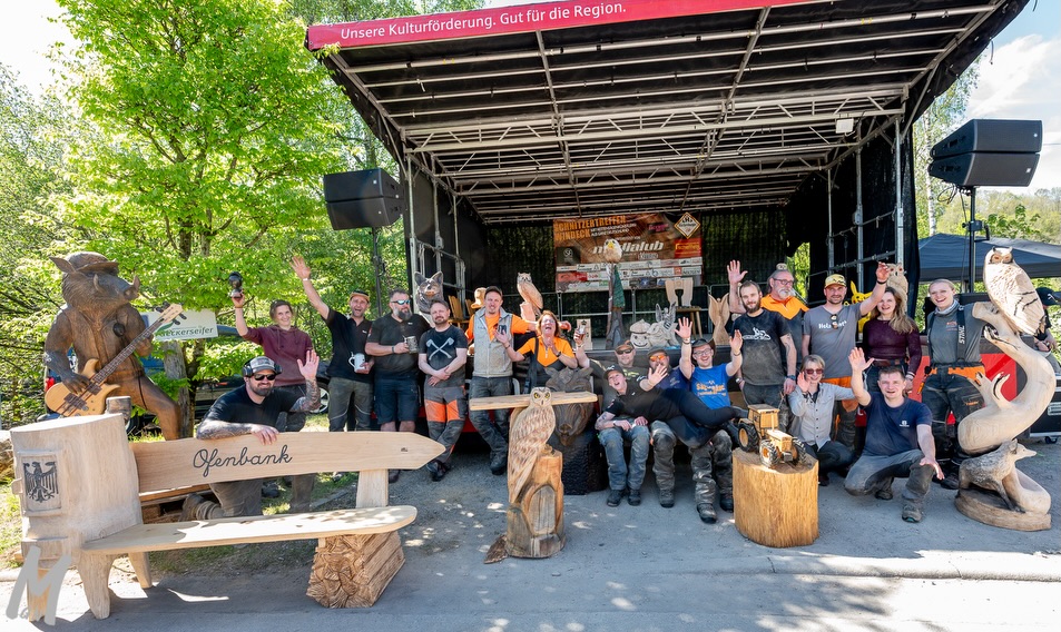 Fast eine Woche hab ich gebraucht, es war wieder ein Fest.
Ein Fest der guten Momente, Späne sind geflogen, und Tränen wurden gelacht.
Das @schnitzertreffen_windeck bleibt mein persönliches Highlight des Jahres.
Dieses Jahr war mein zwölfjähriger Sohn Leo auch dabei und hat sich im Schnitzen versucht.
Er hat es toll gemacht und ich kann stolzer nicht sein.
Vielen lieben Dank an die Organisatoren rund um @naturwerkwindeck und @rode.island.
Danke an alle Helfer und Sponsoren. Danke an @kaerbholz für das coole Konzert und die tollen Gespräche.
Wir Schnitzer waren wieder ein bunter Haufen aus ganz Deutschland, es war mir ein Fest mit euch.
Bis hoffentlich bald.🤘🏻😎☀️