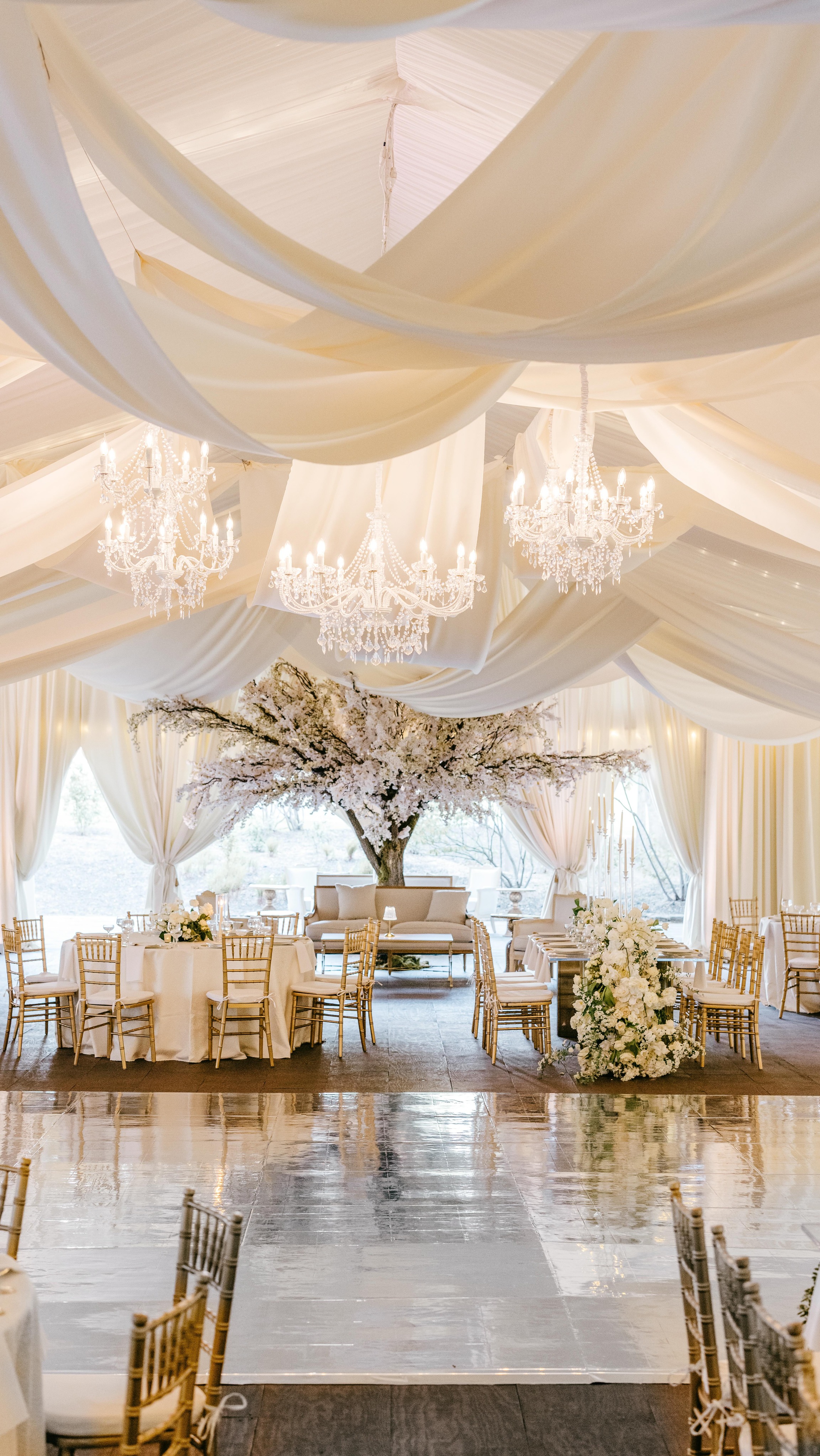 Not all tents are created equal.
This one? Fully transformed.
Layers of draping, candlelight everywhere, lush florals, and a palette that never misses — white + gold done right.
The kind of wedding that feels like it belongs in a magazine… because it does. ✨
Featured in Philadelphia Modern Luxury.
Design: @musaweddings
Florals: @freshdesignsflorist
Photography: @emilywrenphoto