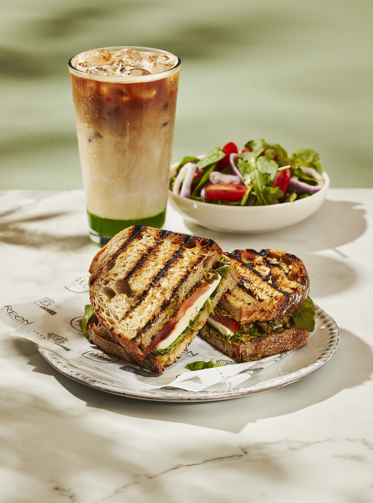 Nouveautés chez Green 💚
Et crois-nous… ça va devenir tes obsessions de la saison.
🥤 Latte glacé pistache - frais, onctueux, ultra smooth… la petite douceur qui fait toute la diff
🥪 Sandwich Caprese - coloré, savoureux, le soleil italien dans chaque bouchée
Disponible maintenant dans votre Green Traiteur & Café favori de Montréal.
Viens tester… et reviens pour ton nouveau favori 😉
#GreenTraiteur&Café #MontrealFood #LatteLovers #CafeMontreal #EatGoodFeelGood