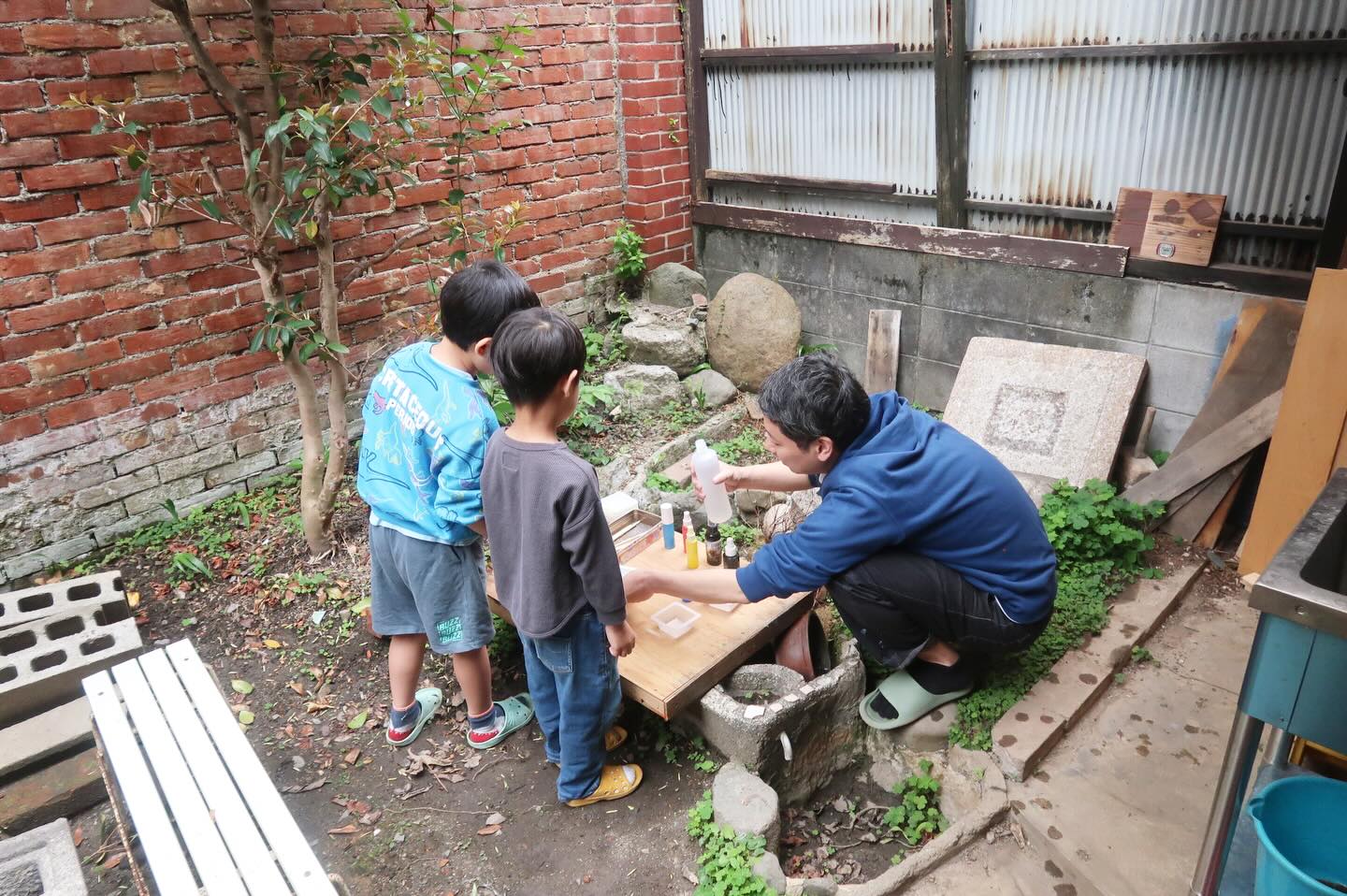 4/29(水)
8人満員の賑やかな朝、午後からは1日利用の人と過ごしました。
朝一番の質問が「ふきちゃん昨日どこで寝た?」でした。
家で寝ました。
朝は初参加のきょうだいがきてくれました。はじめてだけど、ゴジラの歌を熱唱したり、ボランティアさんとポケモンの話で無限に盛り上がっていました。
作品もいっぱいできました。
レジンをやりたいけどなかなか「教えて」を伝えることにたどり着けなかった人。
ここではやりたいこと我慢して諦めるんじゃなくて、気持ちを伝えることがとっても大事。じっくり待ちます。
時間をかけて勇気を出して上級生に「レジン教えて」が言えました。
上級生も優しくて安心できたのか、いっぱいおしゃべりしながら検定を頑張っていました。
ナイス美術館の作品づくりも順調なようです。
5年生のタイルシールはくじ引き式になりました。
「売れるか心配なんだよ」と言っております。
人気爆発だといいな〜!
-————————
公式グッズ好評販売中!
子どもたちの作品をデザインしたグッズをご購入いただけます。収益の一部はこどもの居場所への寄付金として活用いたします。
Webショップサイト
https://suzuri.jp/HARETOKE
-————————
つくるの教室
💡自由創作クラス
✏️🎨デッサン・着彩クラス
〈火〜金〉9〜12時/14〜20時
〈土・日・祝〉 9〜12時/14〜17時
〈1日利用〉 9〜17時
👶新規幼児クラス
〈火〜金〉9〜12時/14〜17時
〈第1・第3 日曜〉 14〜17時
🍺闇ビール /子ども食堂・ 交流会
〈闇ビール〉毎月1回(定員20人)
☎️お問い合わせ
〈公式LINE〉https://lin.ee/fNAuSpg
#こどもの居場所
#中京区
#キッズアート
#中京区こども若者の居場所ネットワーク
#お絵描き工作教室
つくるの教室
闇ビール
ナイス美術館
発達凹凸
発達障害
HSP
こども食堂
闇ビール
