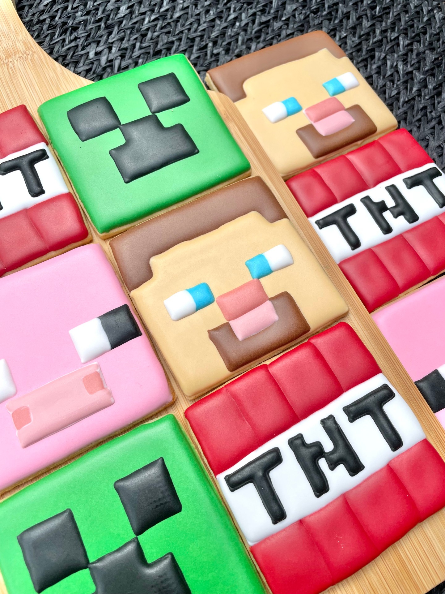 It’s been a while Minecraft! It’s nice to have you back again on my cookie tables. Icing them is just a process of nice neat lines and straight edges. Not too many mental hurdles in terms of design. And often that’s the hardest part.
.
.
Custom cookies, Randburg baker, Joburg biscuits, printed cookies.