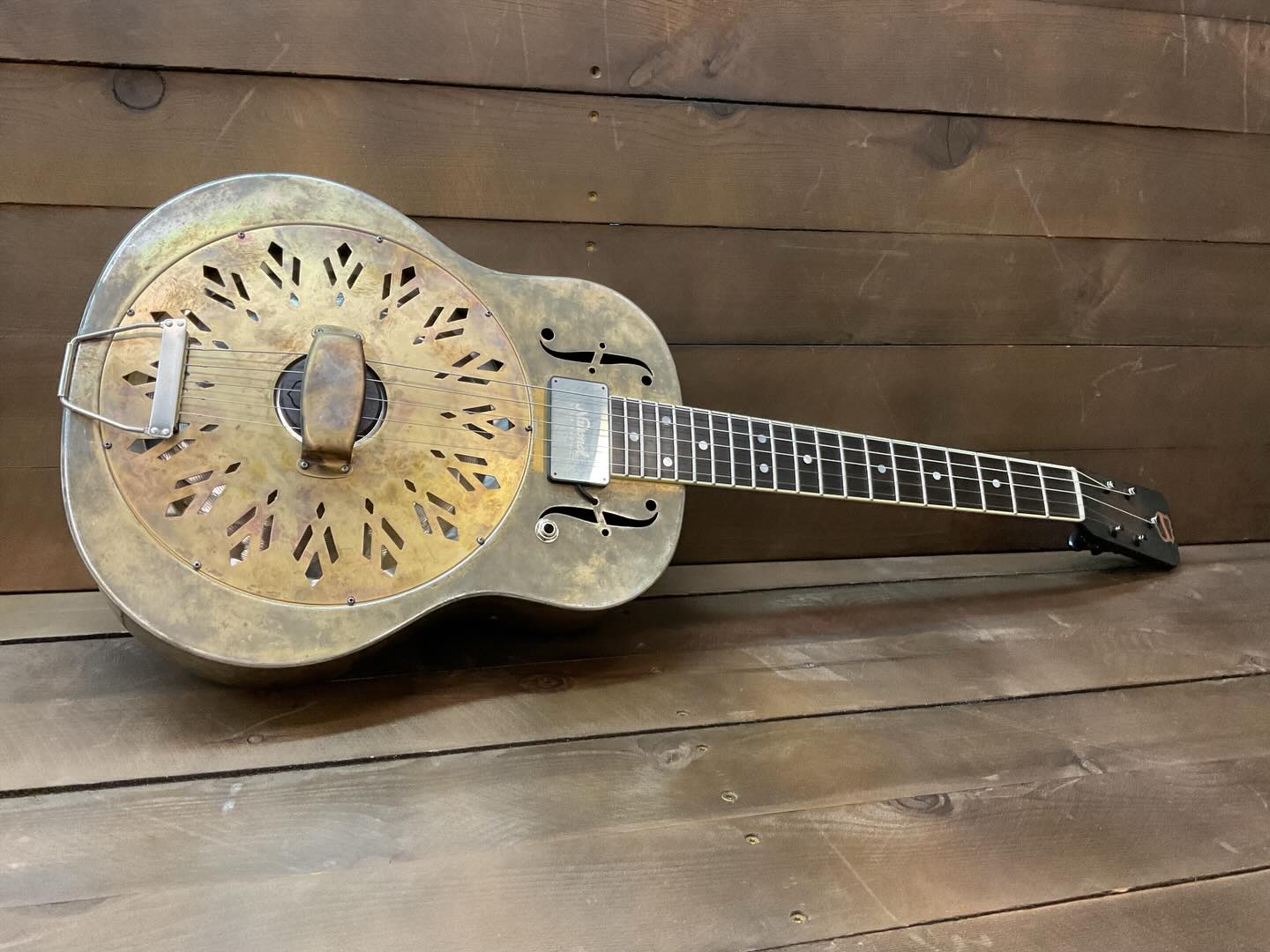 Custom 5 string piccolo neck for this gold plated vintage tenor body with a matching chicken foot coverplate. The patina on this one is unreal!
#guitarrepair #nationalguitar #resonatorguitar