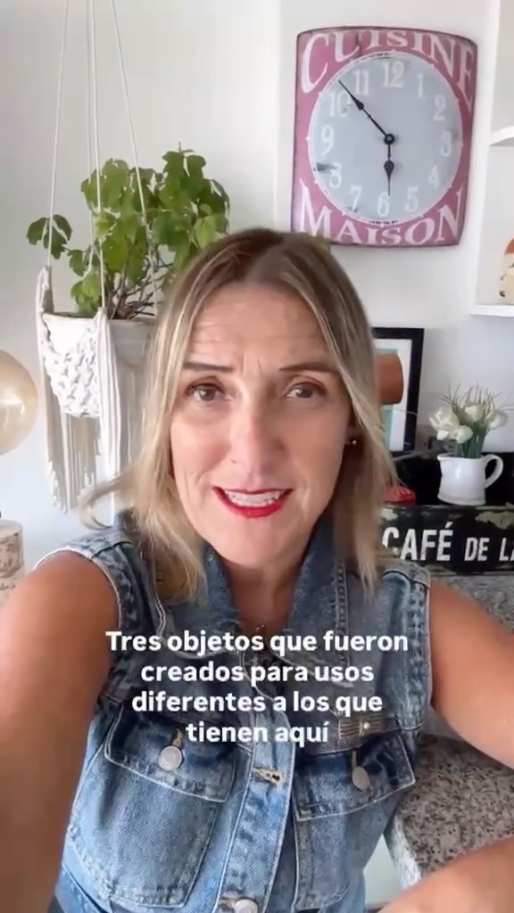 3 objetos que uso en casa para algo totalmente distinto a lo que fueron creados. Te muestro el primero: un azafate que utilizo para guardar cosas y que he colocado al fondo de la barra que divide el comedor de la cocina.
Un elemento con estética vintage que le da un toque de calidez al top de granito y que además sirve para almacenar cosas que uso en el día a día: como posavasos, libros de cocina y una lamparita de apoyo.
Qué piezas tienes en tu casa que utilizas de manera diferente? Te leo en los comentarios 🥰🙌
Azafate: @kare_peru
Lámpara de madera: @fragmento.pe
Cuadro apoyado sobre la pared: @uretadallorso