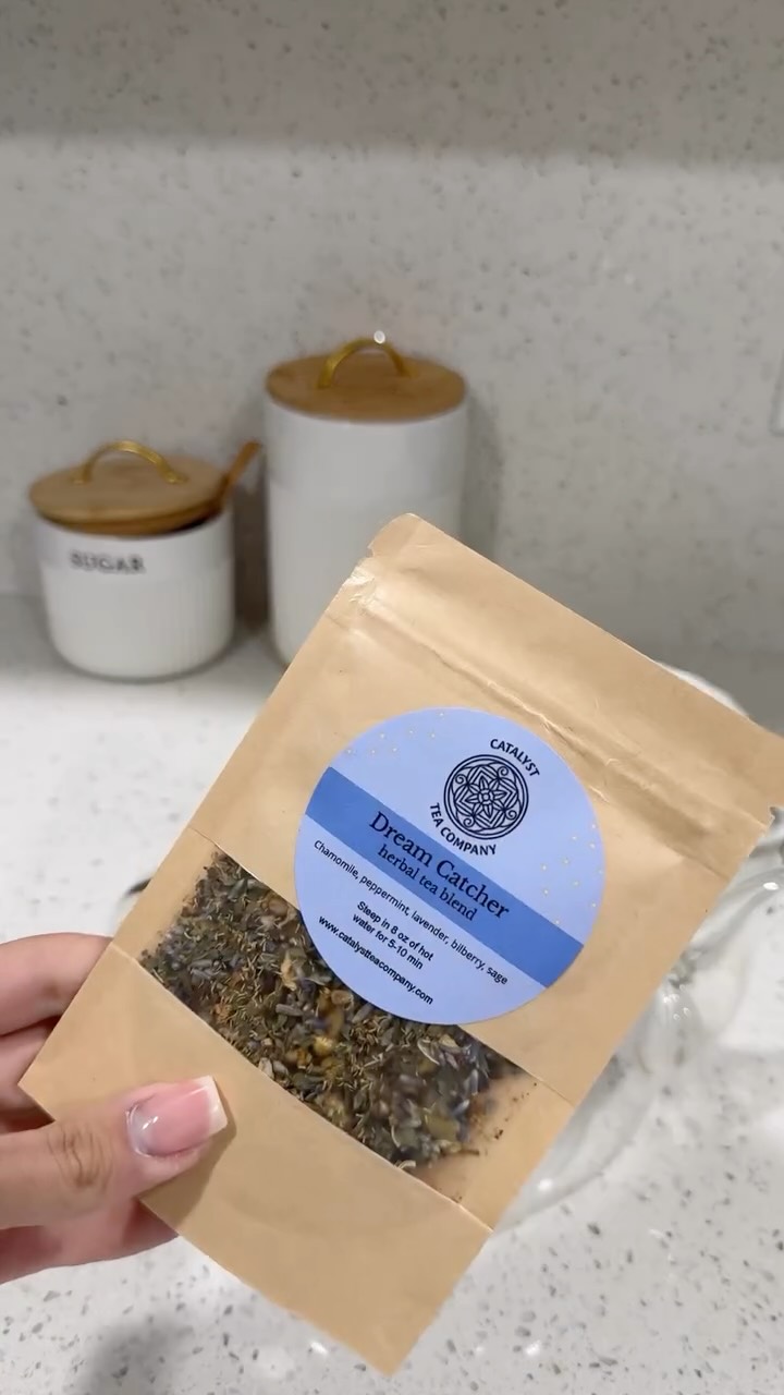Dream Catcher 🌙✨
A calming herbal ritual for restful sleep.
From blending delicate chamomile, lavender, and sage… to that first warm, soothing sip 🤍
Crafted to quiet the mind, ease the body, and gently carry you into the night.
With a refreshing touch of peppermint and a subtle sweetness from bilberry, every cup feels like a moment of peace.
Sip slowly. Breathe deeply. Let go.
#DreamCatcherTea #NightRoutine #herbaltea #teatime #cozy