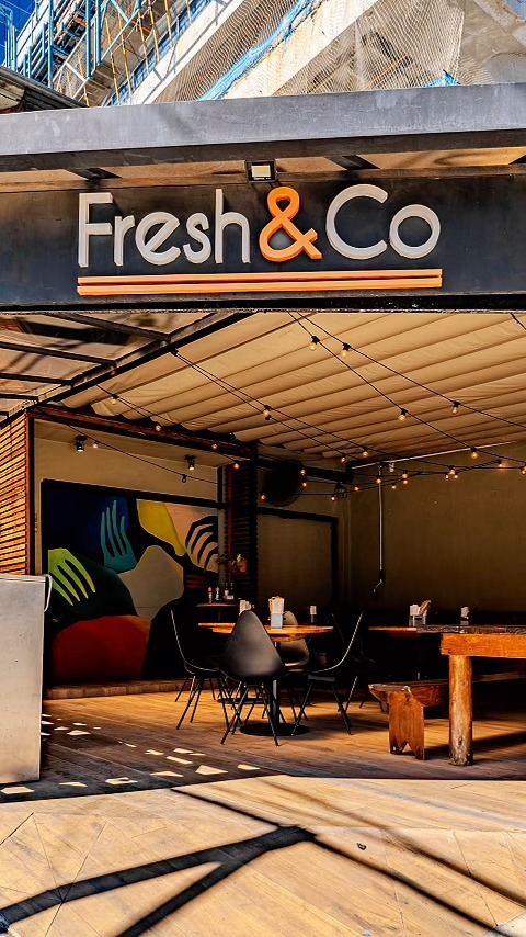 Um espaço que traduz o que a gente acredita: leveza, estética e experiência!
Nosso restaurante foi pensado em cada detalhe para ser um ambiente acolhedor, moderno e cheio de personalidade — com projeto assinado pelo escritório MSM Arquitectura (@msmarquitectura), que trouxe toda a essência do Fresh&Co para o espaço.
Estamos te esperando para viver essa experiência completa: da arquitetura ao sabor.
📍 R. Min. Jesuíno Cardoso, 231 - Itaim Bibi
Venha nos visitar!