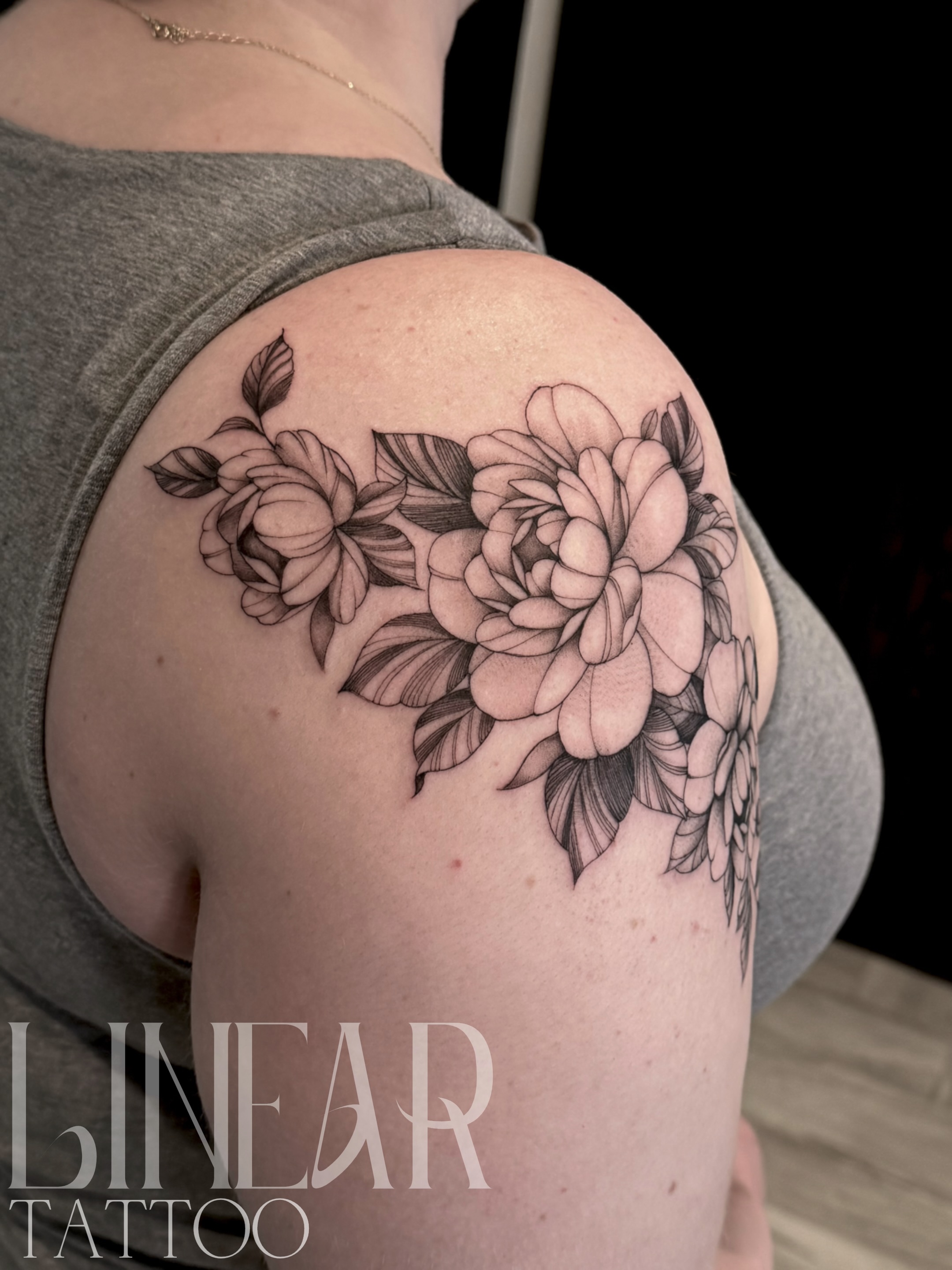 This one was a labor of love 🖤
We spent nearly a full day building out this contrasted peony shoulder cap, focusing heavily on the leaf detail to give it that bold yet delicate feel. She was an absolute doll to work with and pieces like this are why I love what I do. 🫶🏼
#stltattooartist #stlouistattooartist #illinoistattooartist #finelinefloral