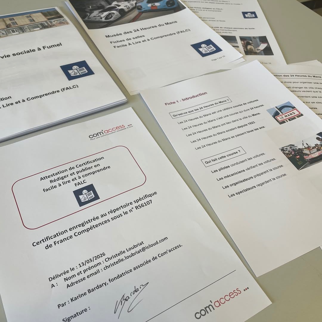 🏹 Le FALC, une nouvelle corde à notre arc pour créer des outils de médiation accessibles.
La Fabrique Toi-Même est désormais formée au FALC (Facile À Lire et à Comprendre).
Le FALC, c’est une méthode d’écriture avec des règles précises pour créer des textes simples, structurés et faciles à comprendre, notamment pour les personnes en situation de handicap intellectuel.
🔑 La règle d’or : la relecture par les personnes concernées.
Un document FALC est toujours testé et validé par des personnes en situation de handicap intellectuel.
En ➕ de la conception et fabrication d'outils de médiation, nous pouvons vous accompagner pour rédiger ou adapter vos documents.
Voici 2 exemples réalisés dans le cadre de notre formation avec Com'access
👉 Guide FALC du café Le 109 : https://tinyurl.com/2sbufhc3
👉 Fiches de salle FALC pour le Musée des 24h du Mans : https://tinyurl.com/585vaheu
👋😘Merci au GEM La Sauce du Lien pour leur participation à l'atelier de relecture 🤓
#falc #accessibilité #inclusion