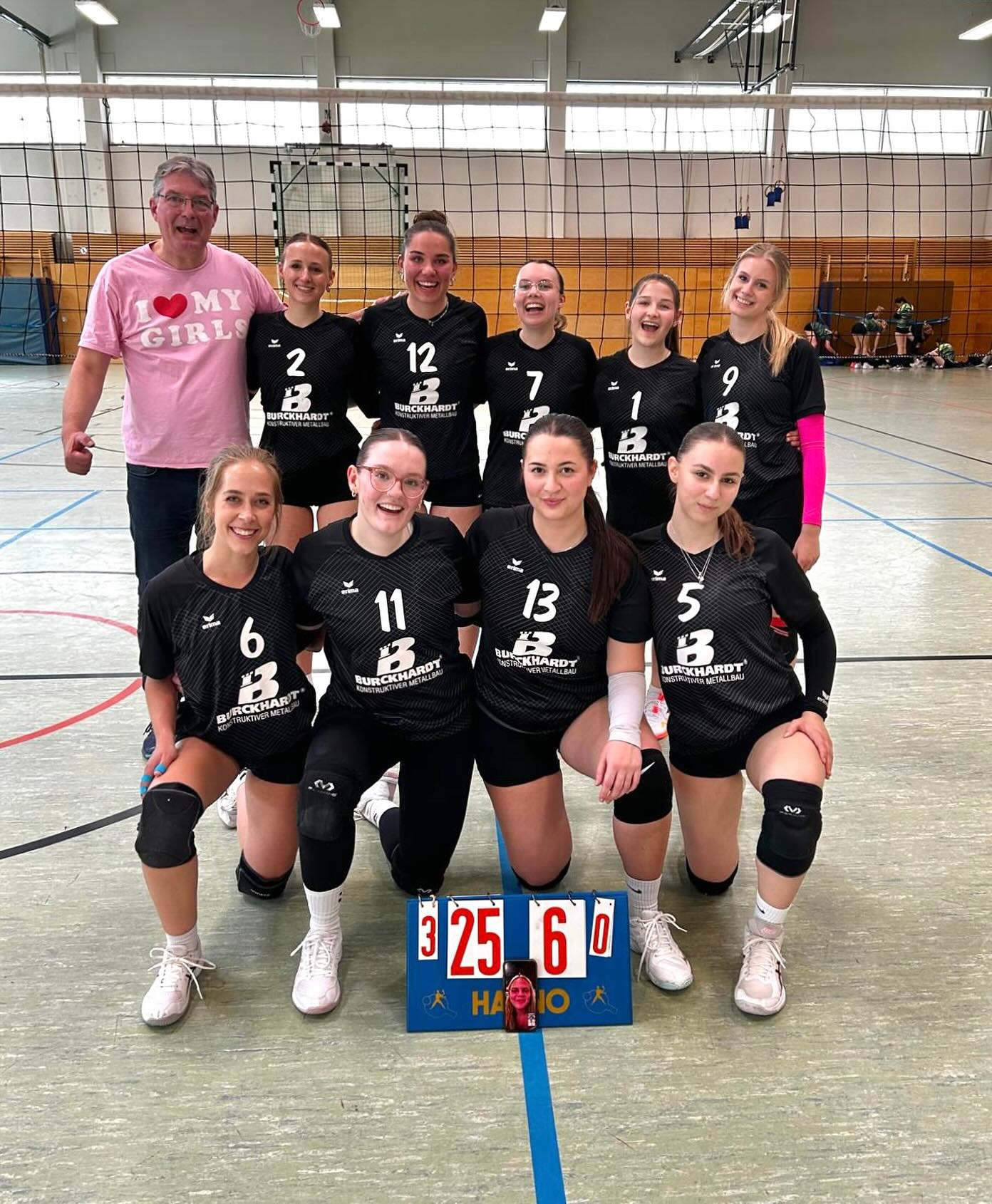 Saisonabschluss – 1. Damen
Was für eine Saison !!❤️
Schon beim letzten Heimspieltag war klar: Wir stehen ganz oben in der Tabelle – vorzeitiger Meister🏆
Ein unglaublicher Moment, den wir uns gemeinsam erarbeitet haben
Auswärts beim TB Stöcken wollten wir noch einmal genau das zeigen, was diese Mannschaft ausmacht.
Schon im ersten Satz waren wir sofort da: starke Aufschläge, viel Druck und volle Kontrolle 25:5 für uns💪🔥
Im zweiten Satz ließ die Konzentration kurz ein wenig nach, doch auch das brachte uns nicht aus der Ruhe. Wir haben zusammengehalten, weitergemacht und auch diesen Satz für uns entschieden 25:15
Im dritten Satz dann nochmal ein echtes Ausrufezeichen 25:6 !! souverän, geschlossen und als Team. Nach knapp einer Stunde war das Spiel vorbei und damit auch die Saison 2025/26
Wenn man zurückblickt, bleibt vor allem eines: Zusammenhalt
Über die gesamte Saison hinweg waren leider auch Spielerinnen verletzt und fielen teilweise über längere Zeit aus. Umso stärker war das, was diese Mannschaft daraus gemacht hat. Jede hat Verantwortung übernommen, jede Rolle war wichtig. Ob auf dem Feld, von der Bank aus beim Anfeuern oder aus Asien beim Mitfiebern per Liveticker! Jede Spielerin hat ihren Teil beigetragen 🫶
Diese Saison hat gezeigt, dass es um mehr geht als Punkte und Tabellenplätze.
Wir haben nicht nur spielerisch überzeugt, sondern vor allem durch Gemeinschaft, Vertrauen und ein gemeinsames Auftreten. Und das, obwohl vieles neu war: neue Trainer, neue Spielerinnen und neue Positionen. Schritt für Schritt sind wir zusammengewachsen als Team ❤️
Eine Saison voller Emotionen, Entwicklung und ganz viel Herz. Wir sind nicht nur Meister der Liga, sondern ganz klar auch im Stimmung machen !!
Danke an alle, die Teil davon waren, wir sind unglaublich stolz auf diese Mannschaft 💚
Viel Zeit zum Warten gibt es allerdings nicht, denn wie man so schön sagt, nach der Saison, ist vor der Saison !!
Wir greifen weiter an🔥
Meister 2025/26 – 1. Damen Altwarmbüchen🏆✨
#meisterr #erstedamen #teamliebe #zusammenhalt #volleyball #altwarmbüchen #aufstelger