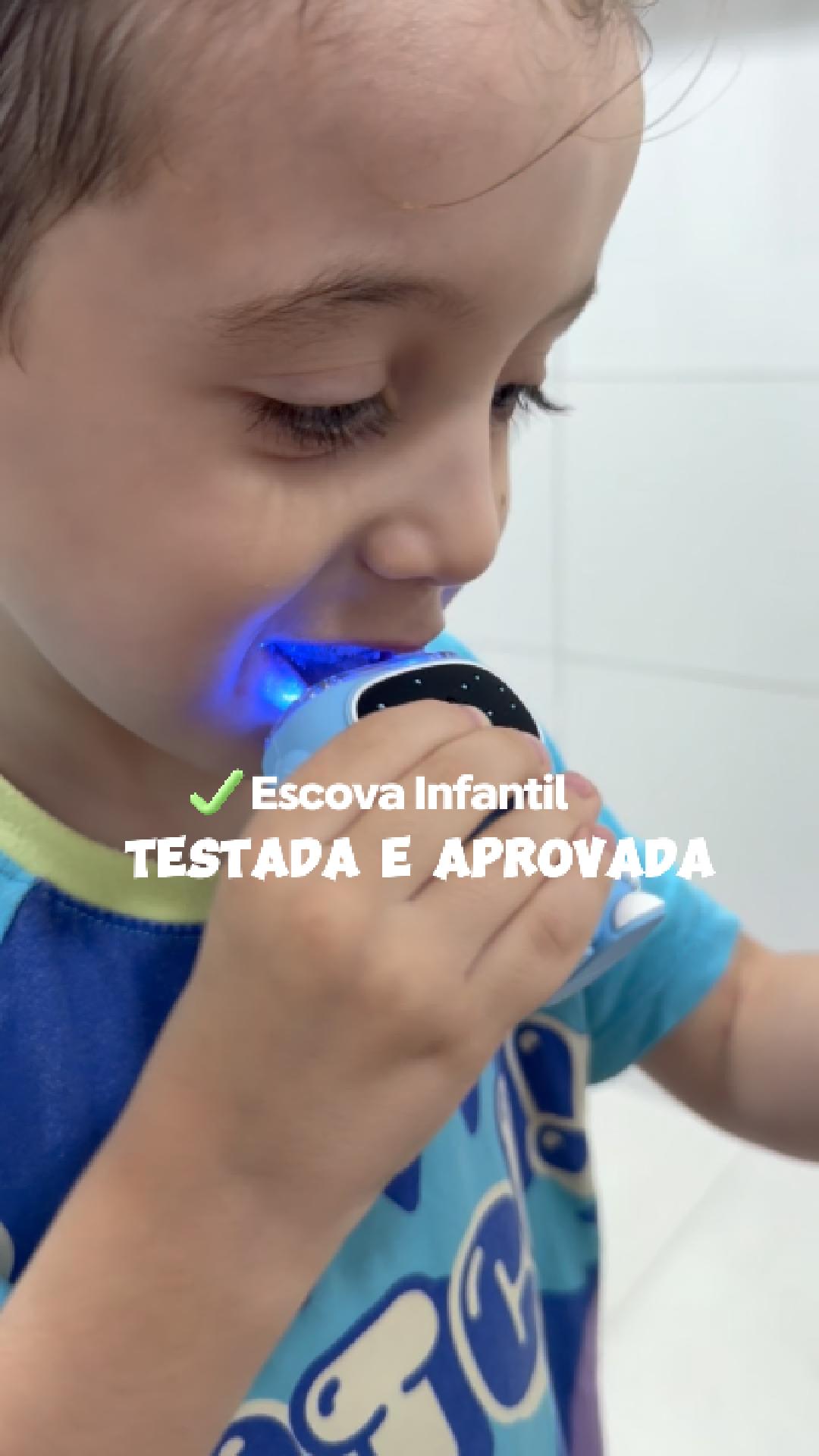 Escovação virou brincadeira por aqui!
Vocês já tinham visto essa escova ultrassônica infantil? O Henrico testou e a diversão foi garantida. Ela vem com uma moldeira de silicone que vibra e limpa tudo de uma vez, além da cabeça de escova elétrica tradicional.
Mas a pergunta que não quer calar: será que limpa mesmo ou é só diversão?
Conta pra mim, você usaria uma dessas com seus pequenos?