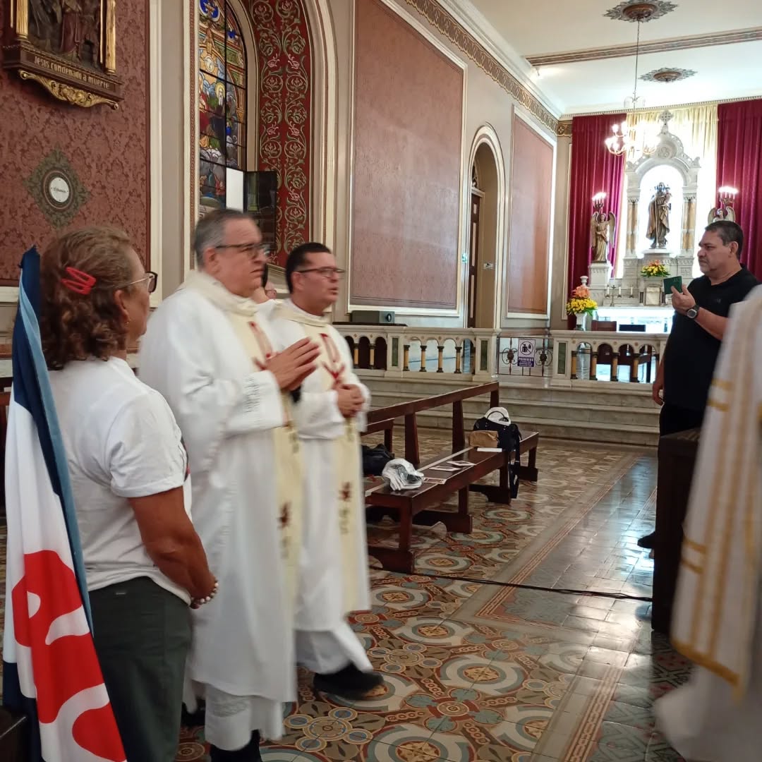 El señor arzobispo en su homilía del 1 de mayo, en la memoria litúrgica de San José obrero y la conmemoración del día internacional del trabajo nos invitó a “reconocer la riqueza de expresiones del trabajo en nuestro país”.
Enfocando las diferencias personales y sociales desde la Pascua de Cristo nos ha llamado a construir la fraternidad, siguiendo el ejemplo de San José “el humilde carpintero, que amó a Jesús con corazón de padre, y que sigue siendo ejemplo para todos”.
“Como sociedad vivimos tiempos de grandes desafíos, que pueden llamarse alarmantes, nos enfrentamos a una crisis cultural que se manifiesta de muchas formas… entre ellas la falta de trabajo que afecta a muchos costarricense”.
También nos invitó al respeto y a trabajar por la dignidad de toda persona, pues la fe guía y dinamiza toda transformación, aludiendo a la carta pastoral publicada por la Conferencia Episcopal de Costa Rica llamó la atención sobre el número de costarricenses que no cuentan con un trabajo formal, sin seguridad social y sin garantías sociales.
Enfatizó el papel de la Iglesia defendiendo la dignidad de la persona y la atención de los más vulnerables, a través de la historia, y rememoró las contribuciones de Monseñor Víctor Sanabria, en torno a la Caja Costarricense de Seguro Social.
Abordó la situación de los agricultores e invitó a buscar la seguridad alimentaria, reduciendo la dependencia del exterior, con respecto a los alimentos básicos.
Retomó la invitación de la Conferencia Episcopal, en su más reciente carta pastoral, al diálogo social.
Que el Señor bendiga a todos los trabajadores del país y que las nuevas generaciones aspiren a un trabajo honesto, concluyó nuestro arzobispo.
@arquisanjosecr @radiofides9310
