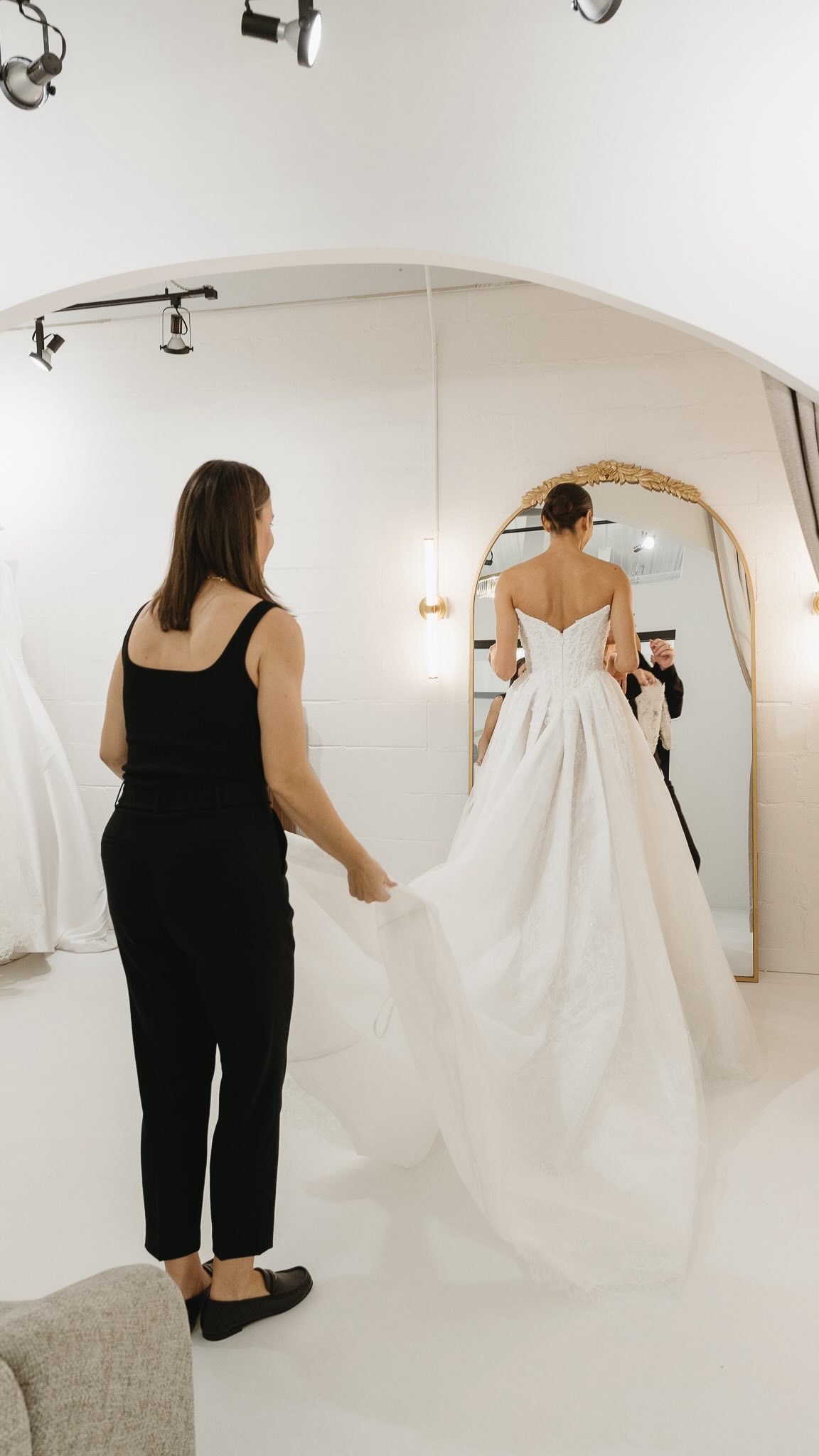 SAMPLE SALE STARTS TODAY 🤍
Shop 200+ gowns, all priced at $800, with sizes ranging from 8-24.
📍 1221 Thomas Ave, Charlotte, NC
🗓 March 23-27
#charlottebride #2026bride #bridetobe #plazamidwoodclt #samplesale