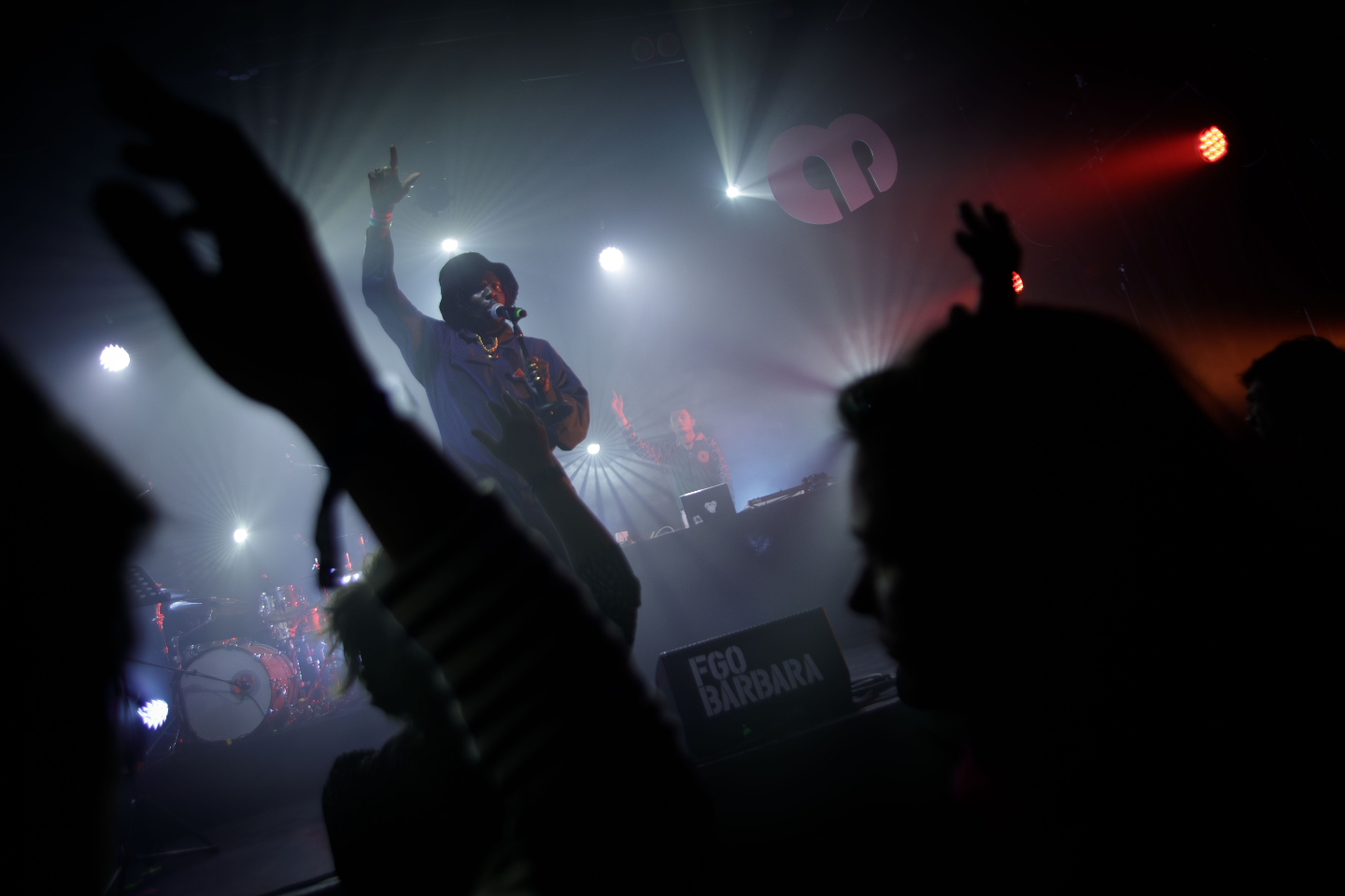 💥 Autofocus débarque au Chez OIM Fest !
Rendez-vous le samedi 6 juin à 22h pour découvrir le rap engagé et percutant du duo lillois, entre drum’n’bass, jungle et percussions congolaises.
Un show dansant et convivial pour conclure cette deuxième journée de festival.
📍 Chez OIM Fest 2026 à La Grange de Noyelles-sous-Bellonne
📅 Samedi 6 juin 2026 - 🕙 Autofocus à 22h
🎟️ Pass 1J : 10€ en prévente / 15€ sur place
🎟️ Pass 3J : 20€ en prévente / 30€ sur place
👶 Gratuit pour les moins de 12 ans
📸 Photo par Sofian Hamadaine
@autofocus.music @nzakiforbon @adamcarpels
#festival #rap #music