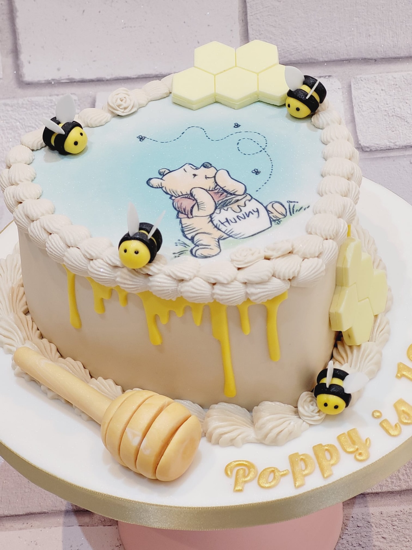 Sweet as hunny 🍯🐝
This adorable Pooh-inspired cake is all about soft textures, golden drips, and the cutest little buzzing details. Featuring a classic hunny-loving bear design, handcrafted bees, honeycomb accents, and a dreamy pastel finish – it’s the perfect centrepiece for a special celebration.
And that edible honey dipper? The finishing touch we didn’t know we needed 💛✨
#WinnieThePoohCake #BeeThemeCake #CelebrationCake #CustomCakesUK #cakedesign