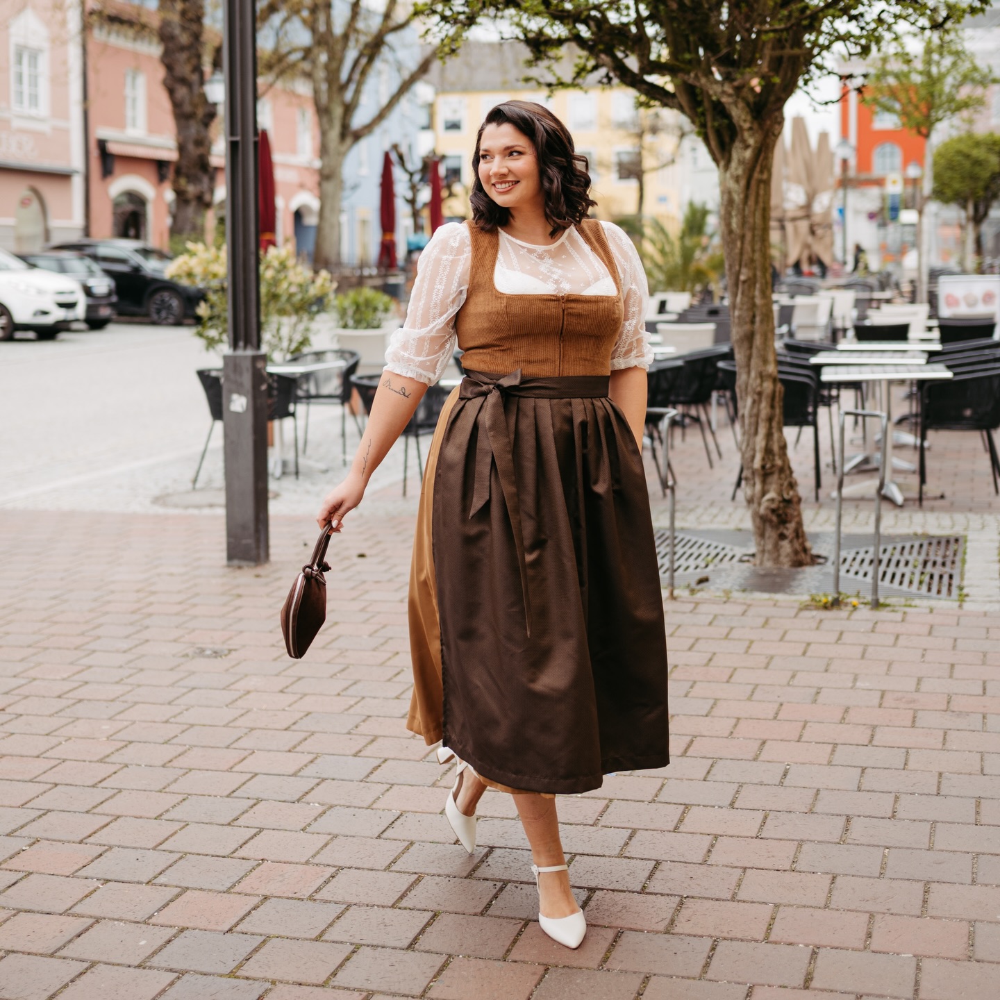 Tracht ist ein Gefühl, keine Konfektionsgröße. 🤎
Wir lieben es zu sehen, wie ein perfekt sitzendes Dirndl das Selbstbewusstsein verändern kann. Das Bild zeigt es am besten: Warme Erdtöne, ein strukturiertes Cord-Mieder und eine Silhouette, die einfach stimmig ist.
Genau das ist unser Anspruch bei uns im Laden. Wir möchten, dass sich jede Frau bei uns gut aufgehoben fühlt – ganz egal, welchen Schnitt oder welche Größe sie sucht.
Unser Sortiment ist so gewachsen, dass wir wirklich alle Generationen begleiten können:
Wir starten bei den Kleinsten mit unseren Kindermodellen, bieten spezielle Schnitte für Teenager an und führen in unserer Hauptkollektion eine breite Vielfalt (teils von 30 bis 52).
Zusätzlich haben wir eine eigene Kollektion, die gezielt für große Größen entworfen wurde, um Kurven genau den richtigen Halt und die perfekte Form zu geben.
Vom Enkerl bis zur Oma – unser Ziel ist es, dass die ganze Familie bei uns ihr Lieblingsstück findet und die Qualität der Stoffe direkt auf der Haut spürt. Wir nehmen uns die Zeit für eine persönliche Beratung, damit am Ende jedes Detail sitzt.