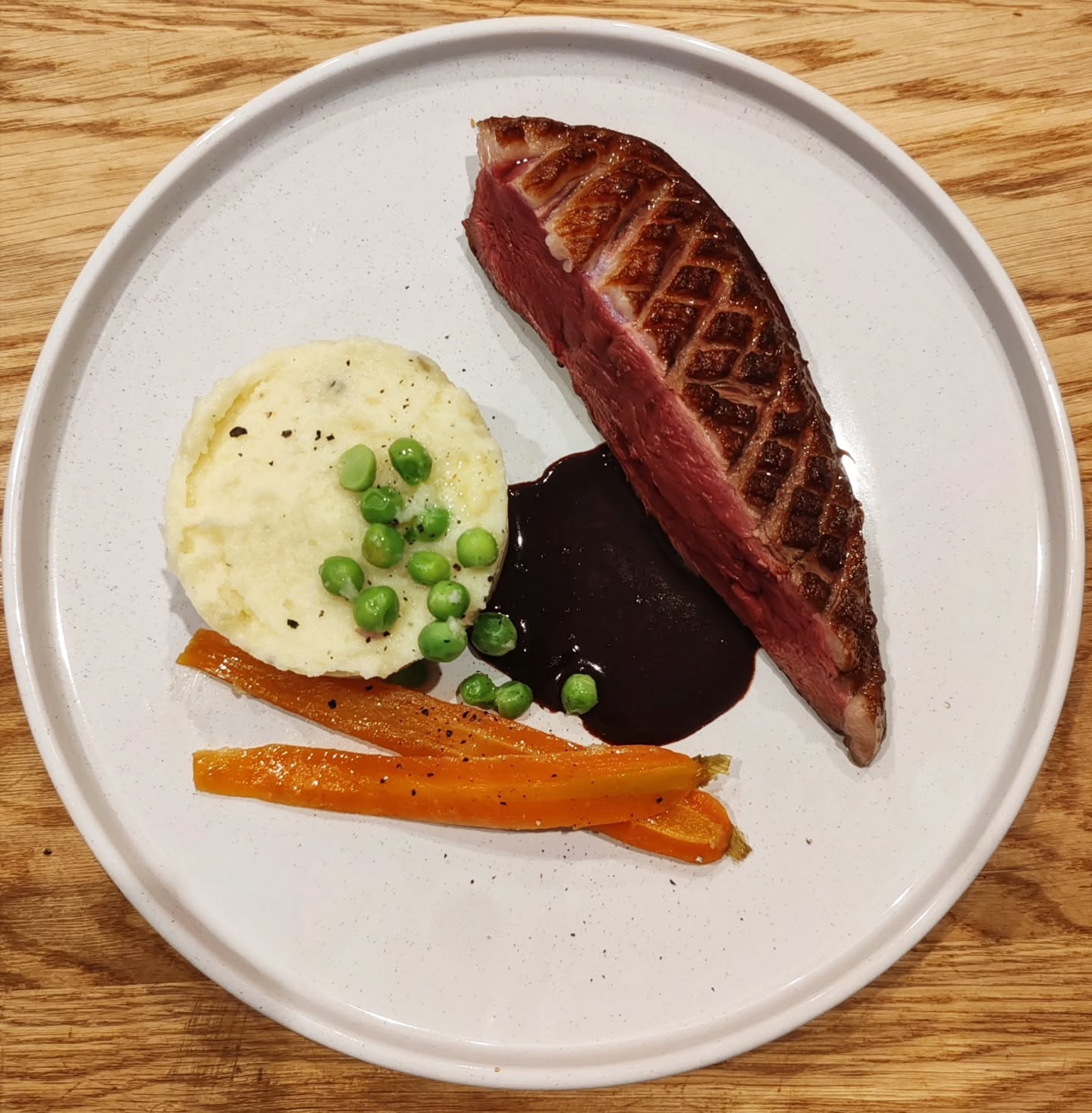 Magret de canard rôti, sauce au vin rouge et chocolat, carottes glacées, petits pois frais et purée maison 🍫🍇