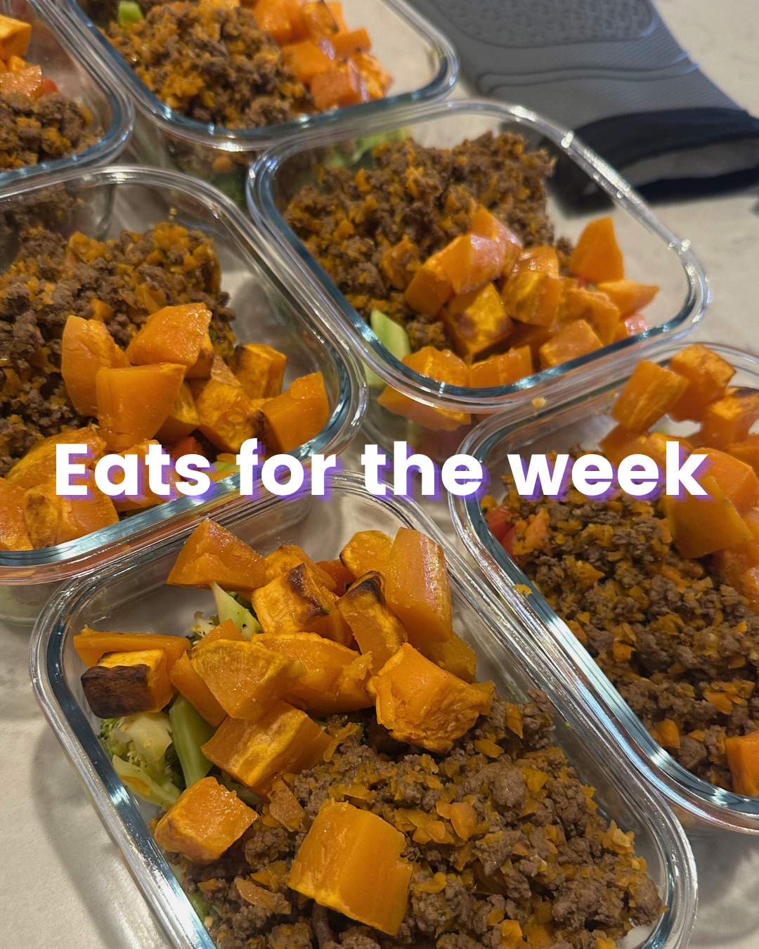 Something I hate about meal prep?
It really does make you feel better throughout the week 😂
And still, every Sunday to it’s a bit of a mental battle to get it done.
Luckily for me, it’s getting colder which means I can make heartier meals that conveniently take way less time to make.
This week I’m having overnight oats, Mexican Beef Bowls loaded with veggies, and egg bits in the afternoon + dinners and snacks 😍
All up this took around 90 minutes to prepare, and saves me HOURS during the week. It also saves so much money, decision fatigue, skipped meals and endless snacking 👀
If you want a little cheat sheet to help with your meal prep, just DM me 🚀