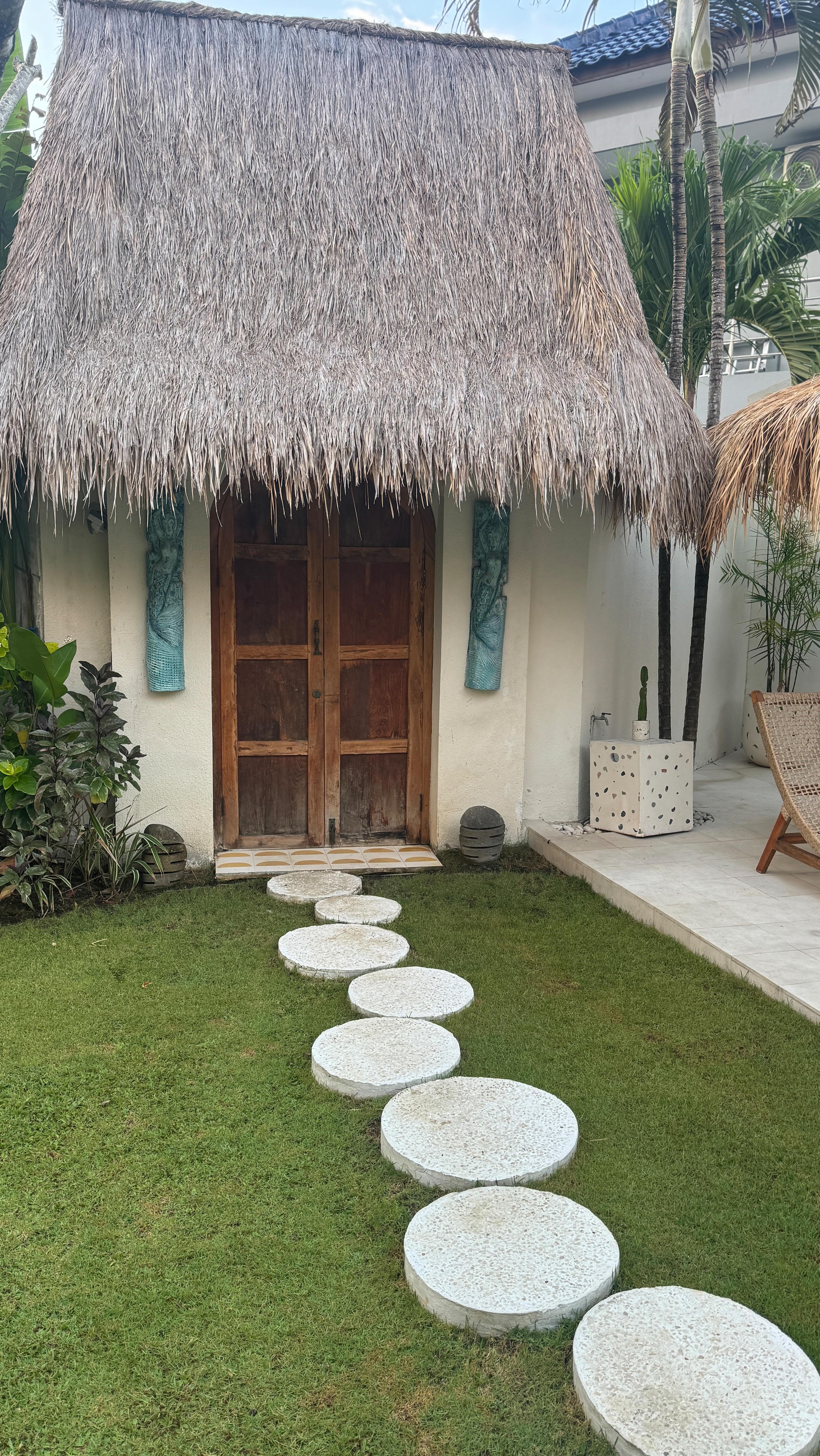 HIDDEN GEM🤫
Saudara Sirena, our huge two bedroom private villa in the heart of Seminyak. We have a secret gate to the shores of Double Six Beach which are only a 6 minute walk away 🏖️
✔️ PERFECT VILLA FOR:
Active kids that need grass to run around run🏃♂️
Sun Lovers☀️
Private yoga classes🧘♀️
Inflatable screen cinema nights 🎥 🍿
Picnic dinners and grazing platters 🧺
.
#saudarasirena #twobedroomvilla #balivilla #balihiddengem