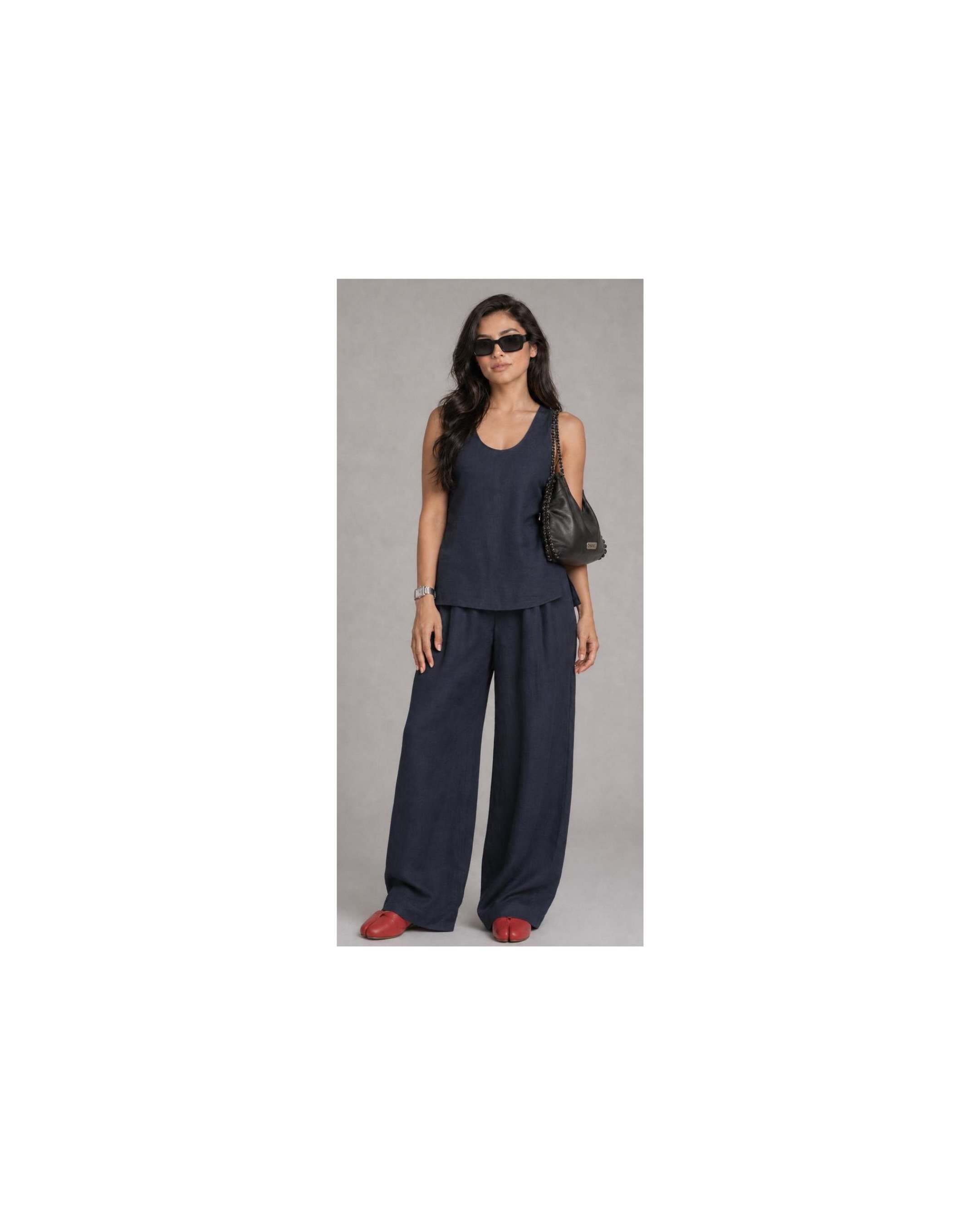 These linen trousers from @asos in Navy are a must-have. Perfect for all heights and body types, including early pregnancy (check out slide 2). Paired with vintage finds and, as always, a pop of red to elevate the monochrome look.