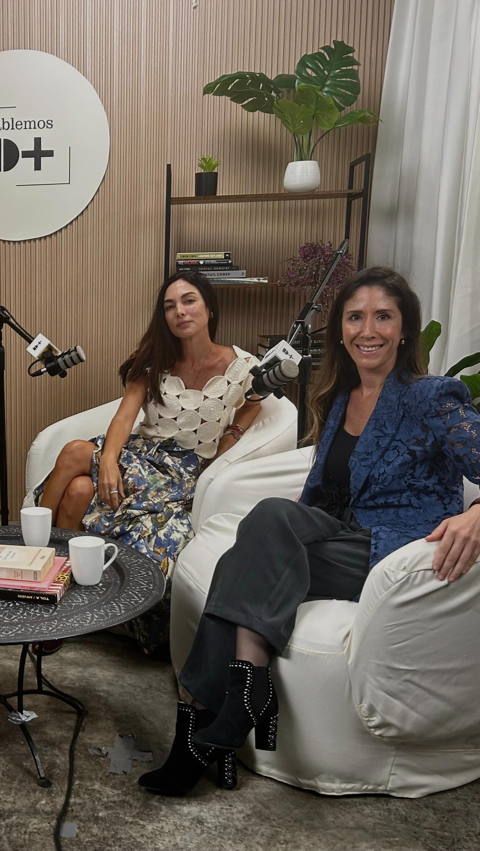 ¿Quiénes más son los responsables de cambios *frecuentes* en la casa? 🤣😬 Todos los espacios tarde o temprano terminan adaptándose conforme la familia va evolucionando ☝🏻
Conversando con @paulaolcese ✨
Exploramos mucho más en el capítulo completo de Hablemos D+ Suscríbete en YouTube/Spotify! 🎙️ Link en nuestra biografía 🔗
Gracias a @romantex_peru por ser nuestro auspiciador oficial de este episodio ⭐️
#arquitectura #diseño #interiores #podcast