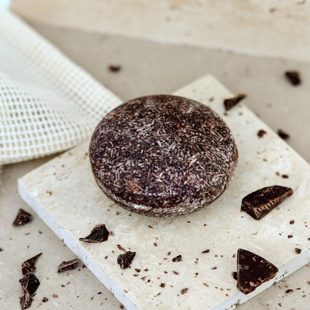Cacao Shampoo Bar contains a combination of ingredients that promote strong hair growth!
✨ Coconut Oil, Vitamin B1, Vitamin E, Vitamin K, and minerals like Magnesium, Iron, and Potassium. These components can help nourish the hair, regulate sebum production, stimulate scalp microcirculation, and support overall hair health. 🌱
.
.
.
#shampoobar #organicskincare #haircare #lowhbars #bottletobar #inmotiongib