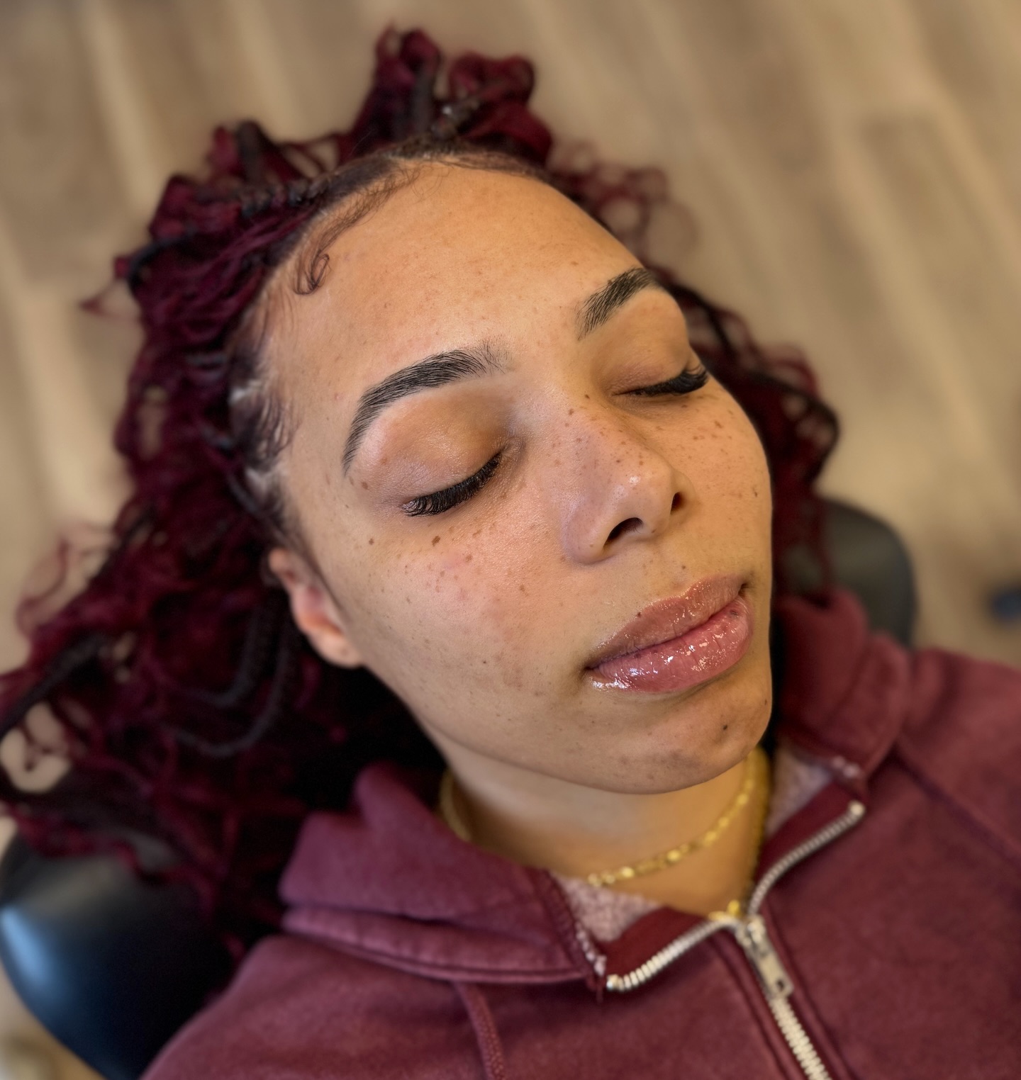 Stop filling them in every day!! Let a brow specialist do the work for you 💃
A brow wax + tint enhances what you already have! Giving you fuller, more structured brows without the daily effort ✔️
Book your appointment and wake up with perfect brows🥰
www.solbeautyloungenj.com📲