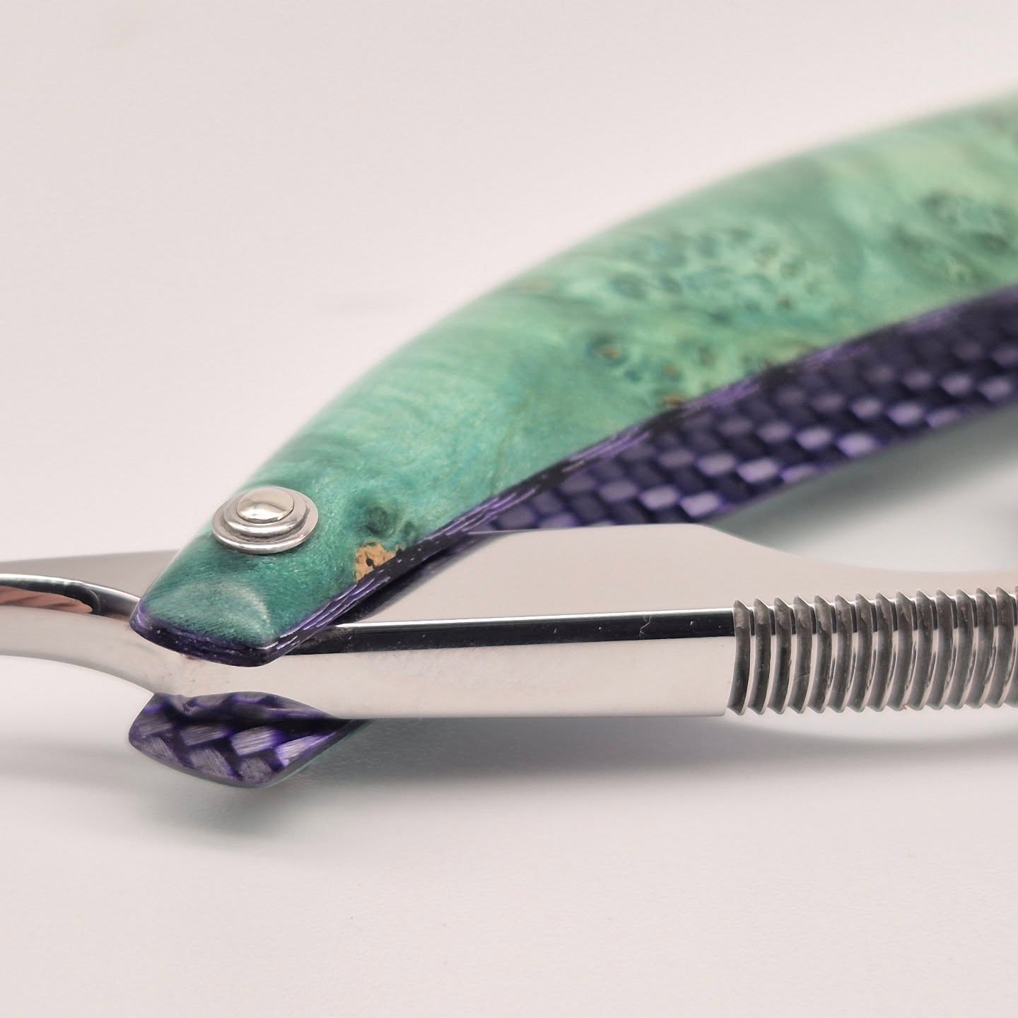 A 6/8 Spanish Point blade in O1 steel with top jimping.
Scales are box elder burl from @robswildwood ,lined with purple glass fibre composite.
Wedge is purple CTek with Nickel Silver pins and stainless steel washers.
#boxercustomrazors #customstraightrazor #straightrazor #razor #shaveoftheday