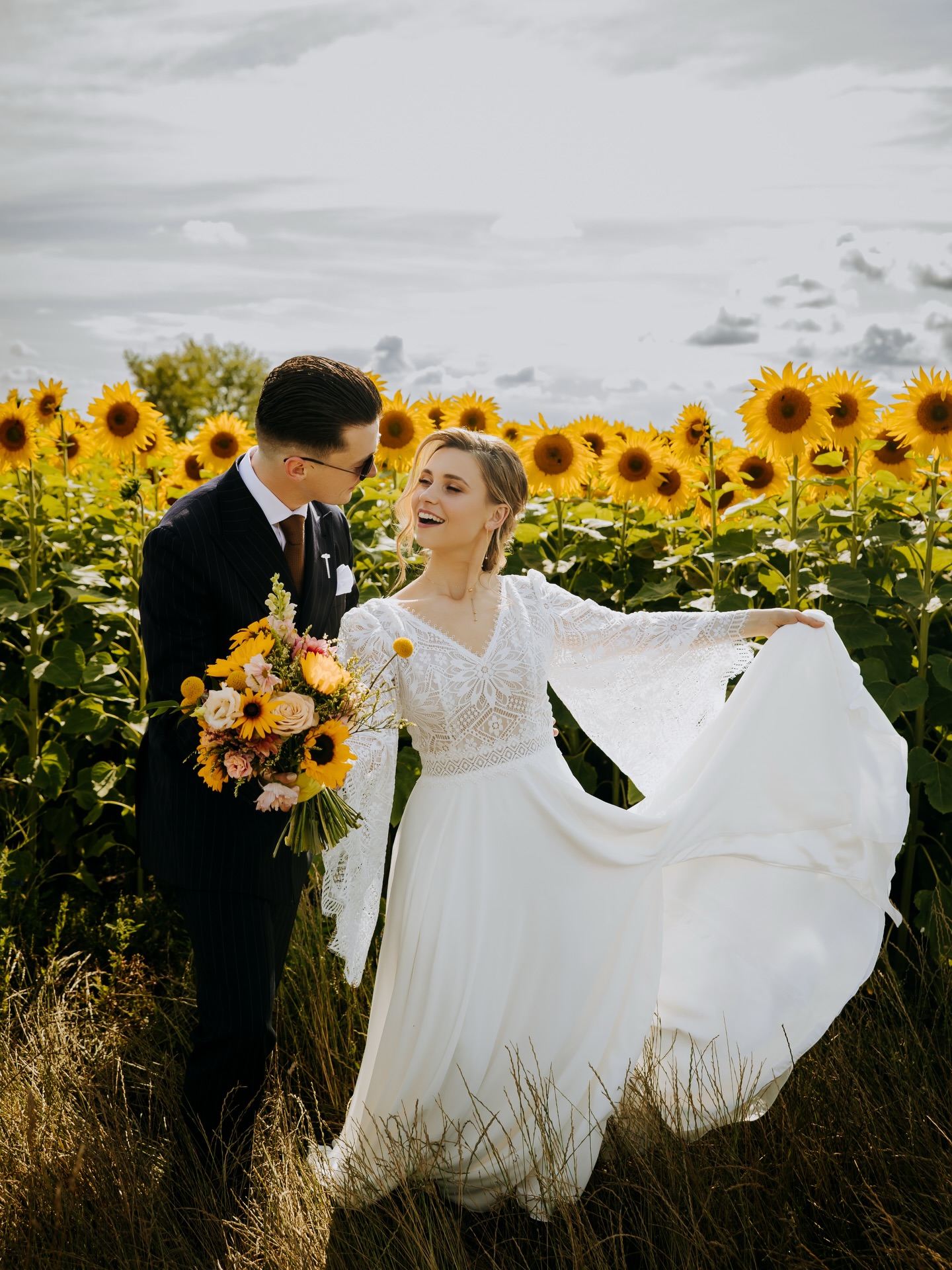 Hania i Michał - kolejna piękna para 💛
I ich cudowna sesja w słonecznikach 🌻
@perfect.view.photo
@cudamecyjeatelier
@hair_makeup_zosiafurmann
@meggi_artist
#paramloda #slub #zdjęciaślubne #organizacjaslubu #weddingplannerpoznan
