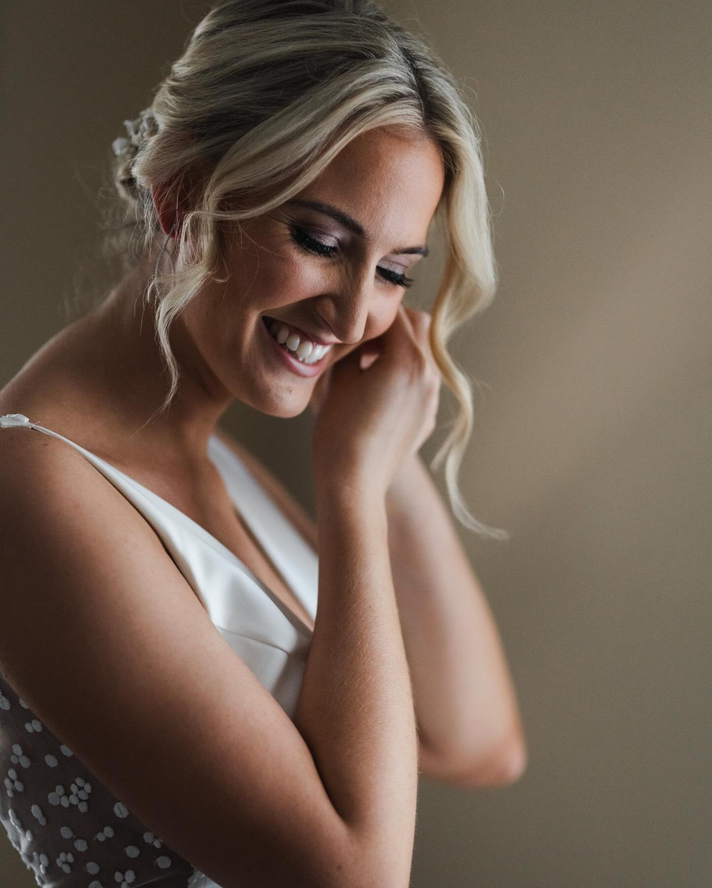 The morning sets the tone.
Time to move slowly.
A space that feels calm.
Every detail—shoes, jewelry, gown, within reach.
💕 Not rushed, not crowded, not overlooked.
Photographer: @weddingsbyhanel
Design and production: @EvantineDesign
Wedding management: @musaweddings @the.caroline.kemp
#BridalPortraits #Weddingphotography #weddingmagic