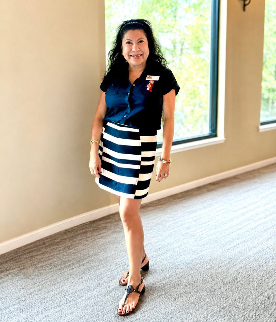 Who says you can’t wear a short skirt over 50? Confidence is the best accessory, and a bold striped look never goes out of fashion ✨
#passionistachic
•
•
•
•
•
•#wearitloveit #over50style #over50andfabulous #chicstyle