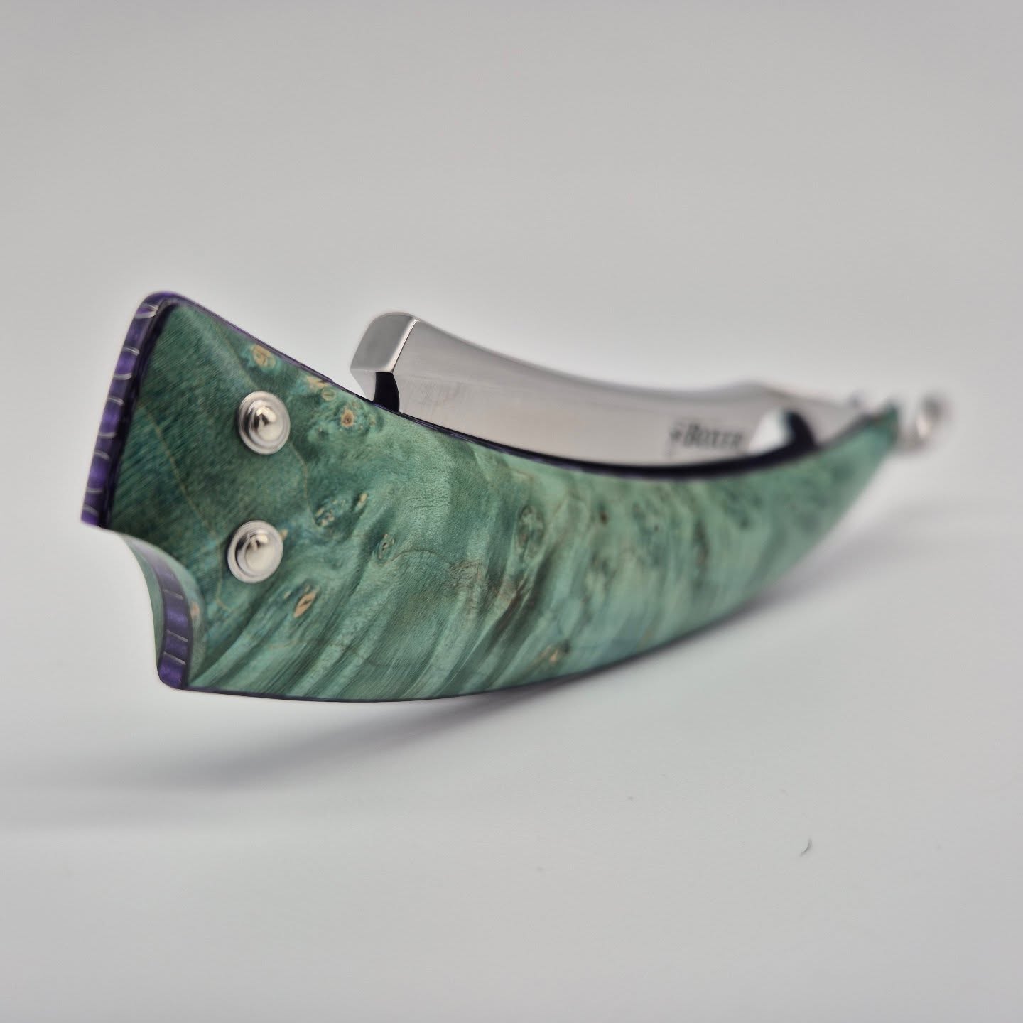 A 6/8 Spanish Point blade in O1 steel with top jimping.
Scales are box elder burl from @robswildwood ,lined with purple glass fibre composite.
Wedge is purple CTek with Nickel Silver pins and stainless steel washers.
#boxercustomrazors #customstraightrazor #straightrazor #razor #shaveoftheday