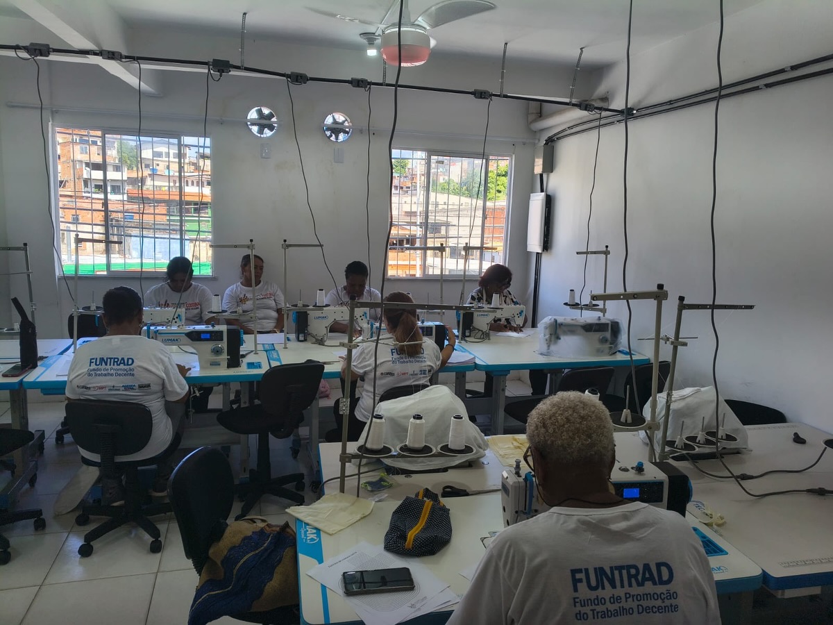 Nossas alunas seguem à todo vapor nas aulas de coordenação motora! 🪡💨
Praticando costura reta e costura reta com retrocesso, as profs @ateliercarlacalixto e @luisaaborgs_ estão exercitando a turminha da melhor forma: através da união e compartilhamento de saberes!
📸 arraste para o lado e acompanhe um pouquinho desses bastidores!
#corteecostura #escolapopular #curupiradabahia