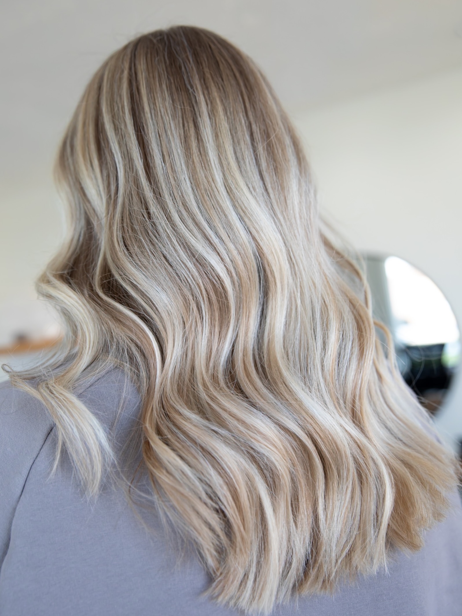 This is your sign you don’t need to be in the salon every 8 weeks 🤍 Hand Painted, softly blended, made to last 4+ months ✨
#balayage #blondebalayage #behindthechair #blondehighlights #balayageeducation
@behindthechair_com